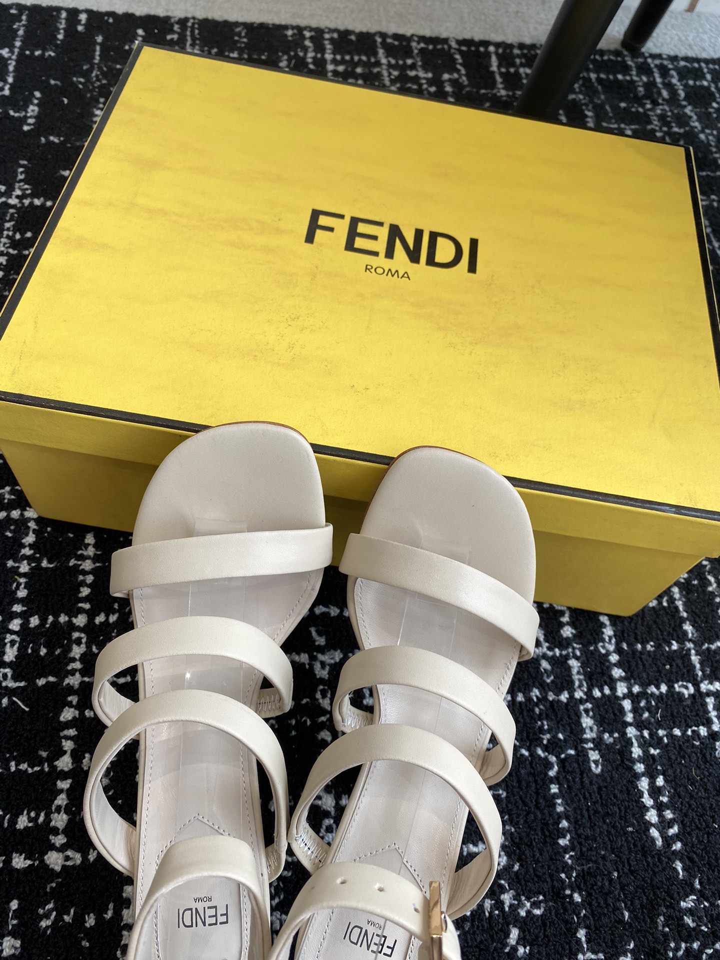 Fendi24ss芬迪系列双FF圆头平底凉鞋每年必备FF拖今年还加了新的系列美到无法言喻绝好的穿着舒适感