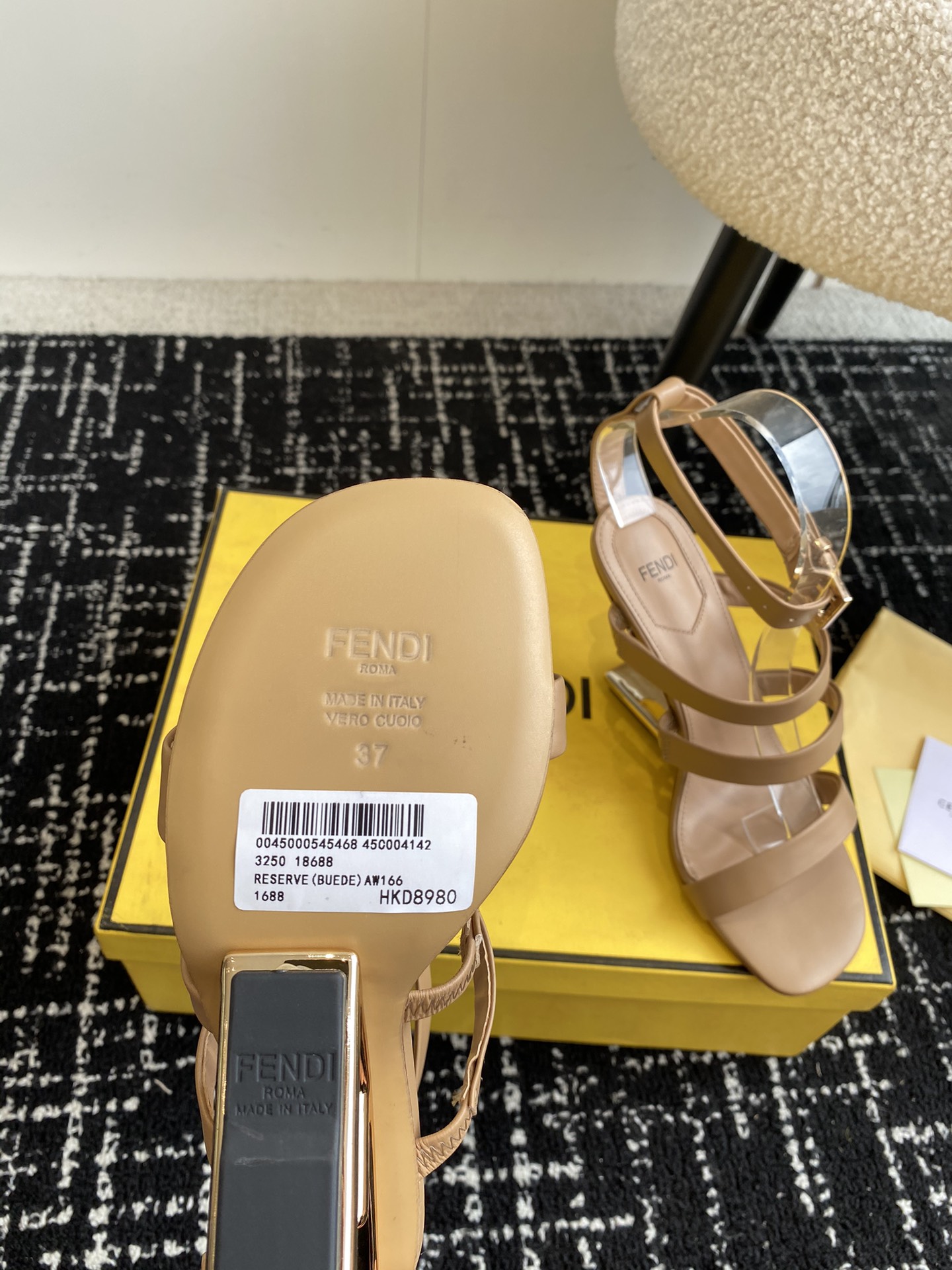 Fendi24ss芬迪系列双FF圆头平底凉鞋每年必备FF拖今年还加了新的系列美到无法言喻绝好的穿着舒适感