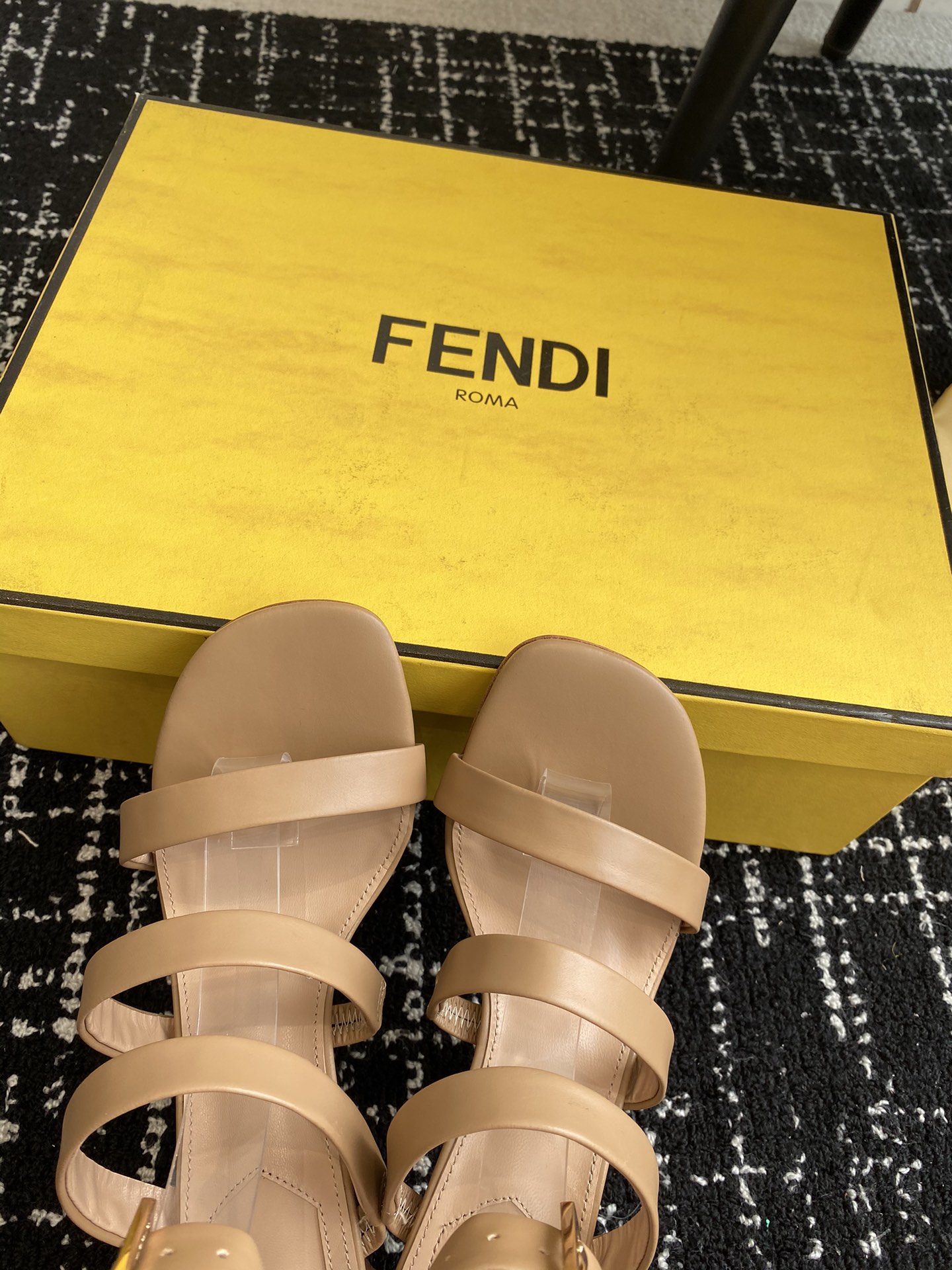 Fendi24ss芬迪系列双FF圆头平底凉鞋每年必备FF拖今年还加了新的系列美到无法言喻绝好的穿着舒适感