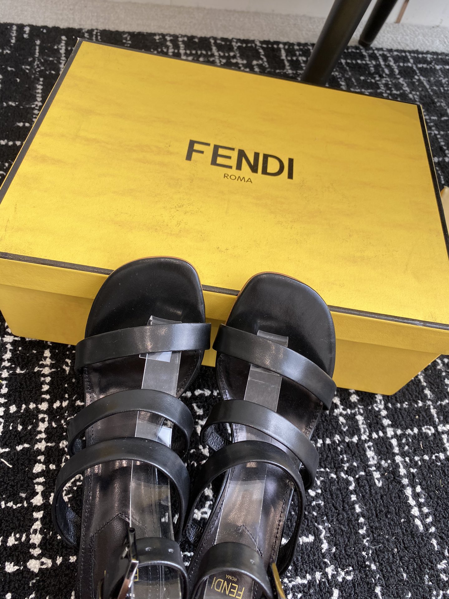 Fendi24ss芬迪系列双FF圆头平底凉鞋每年必备FF拖今年还加了新的系列美到无法言喻绝好的穿着舒适感