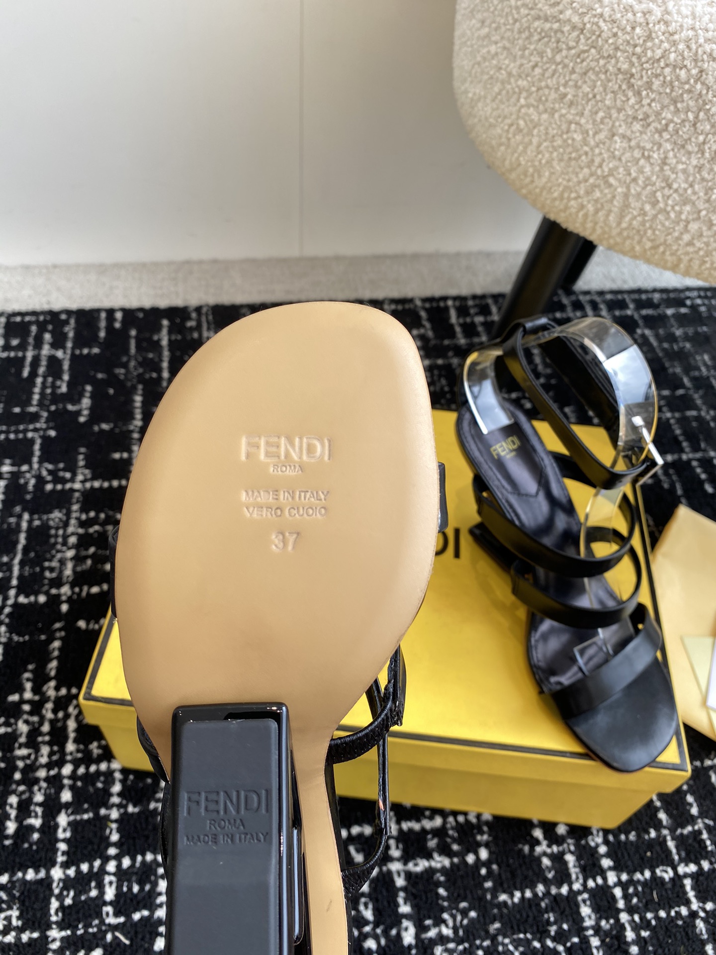 Fendi24ss芬迪系列双FF圆头平底凉鞋每年必备FF拖今年还加了新的系列美到无法言喻绝好的穿着舒适感