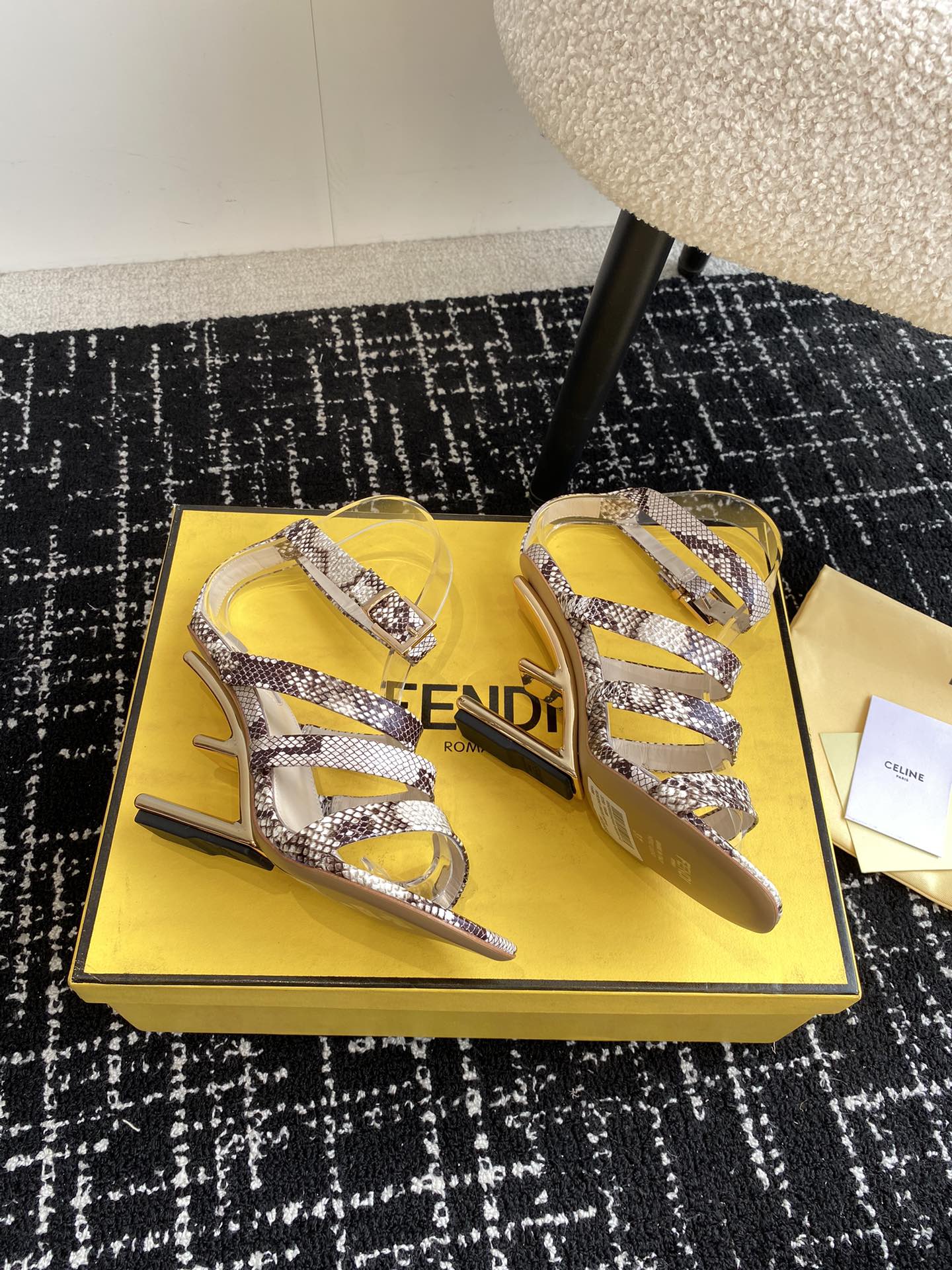 Fendi24ss芬迪系列双FF圆头平底凉鞋每年必备FF拖今年还加了新的系列美到无法言喻绝好的穿着舒适感