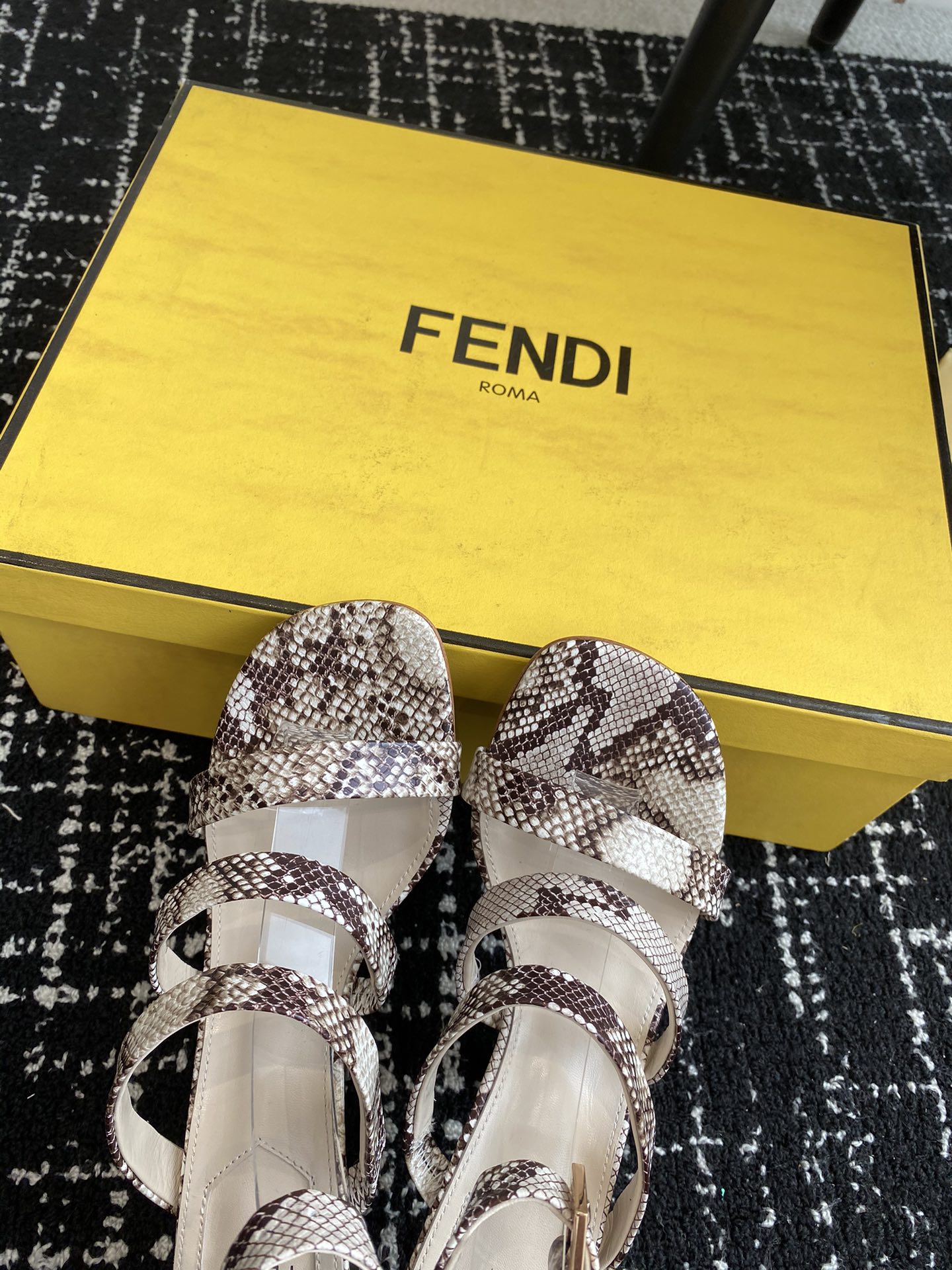 Fendi24ss芬迪系列双FF圆头平底凉鞋每年必备FF拖今年还加了新的系列美到无法言喻绝好的穿着舒适感