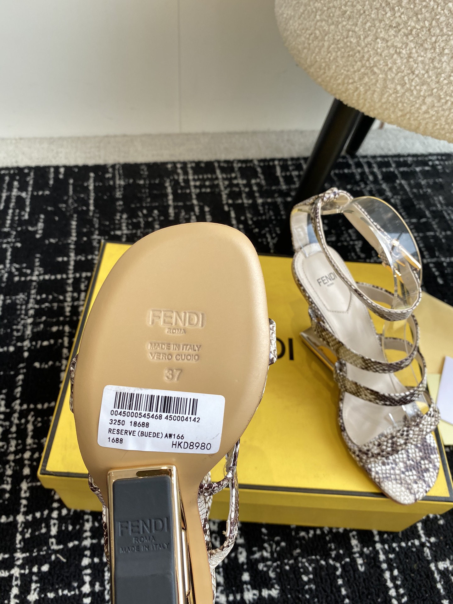 Fendi24ss芬迪系列双FF圆头平底凉鞋每年必备FF拖今年还加了新的系列美到无法言喻绝好的穿着舒适感