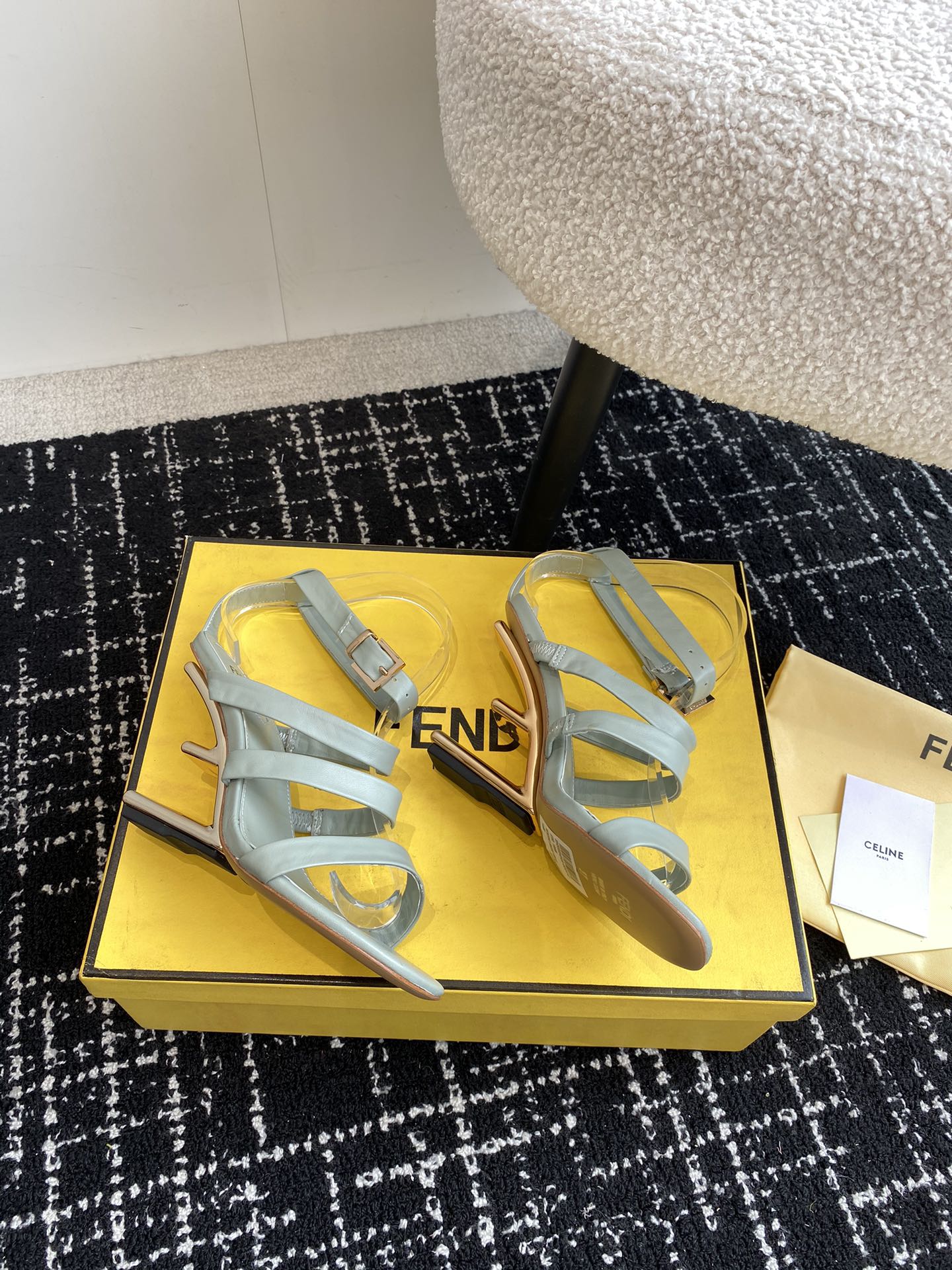 Fendi24ss芬迪系列双FF圆头平底凉鞋每年必备FF拖今年还加了新的系列美到无法言喻绝好的穿着舒适感