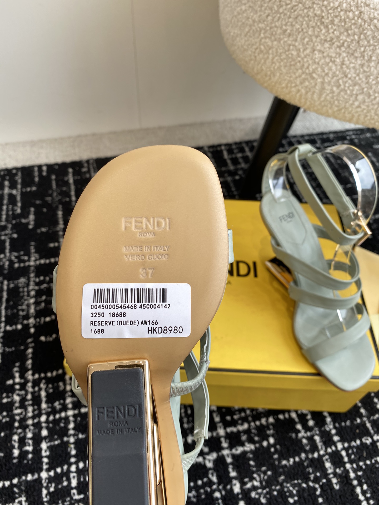 Fendi24ss芬迪系列双FF圆头平底凉鞋每年必备FF拖今年还加了新的系列美到无法言喻绝好的穿着舒适感