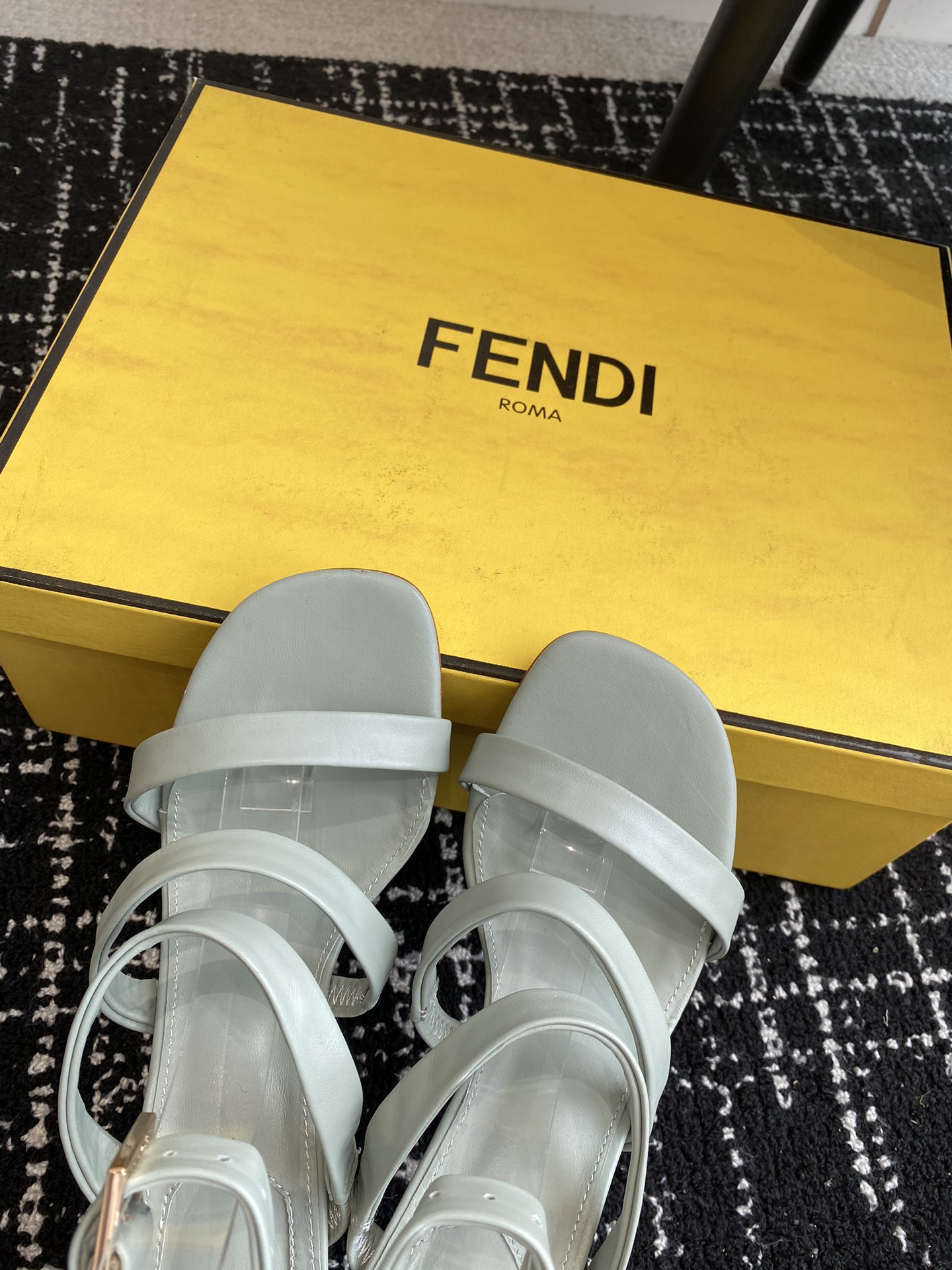 Fendi24ss芬迪系列双FF圆头平底凉鞋每年必备FF拖今年还加了新的系列美到无法言喻绝好的穿着舒适感