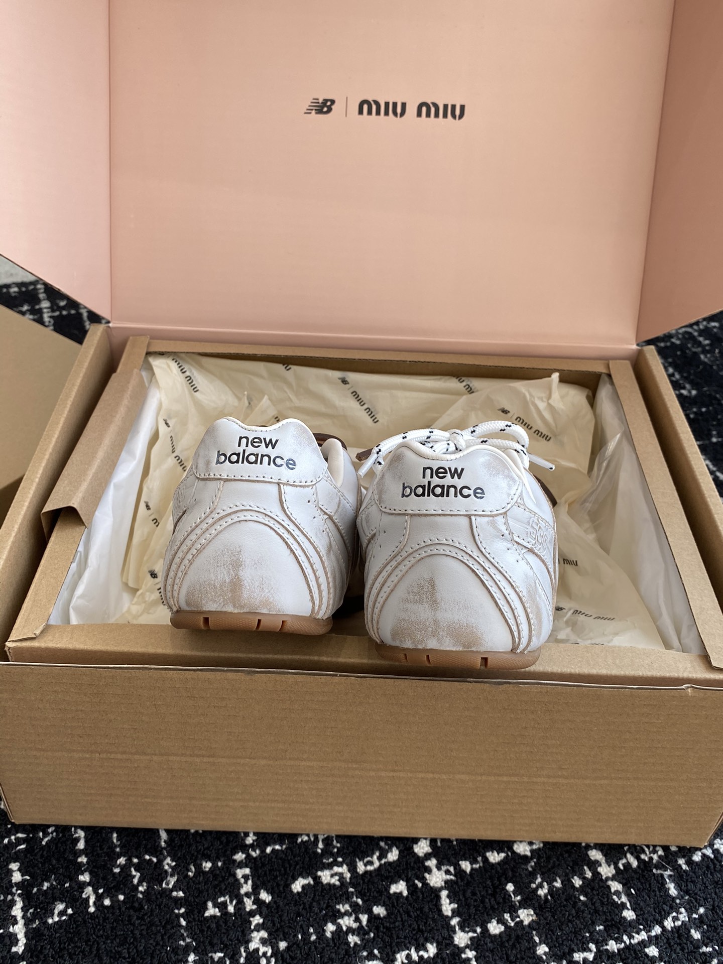 东莞官网同步️飞机盒包装MIUMIU️NEWBALANCE530缪缪纽巴伦联名ss24春夏系列复古运动鞋