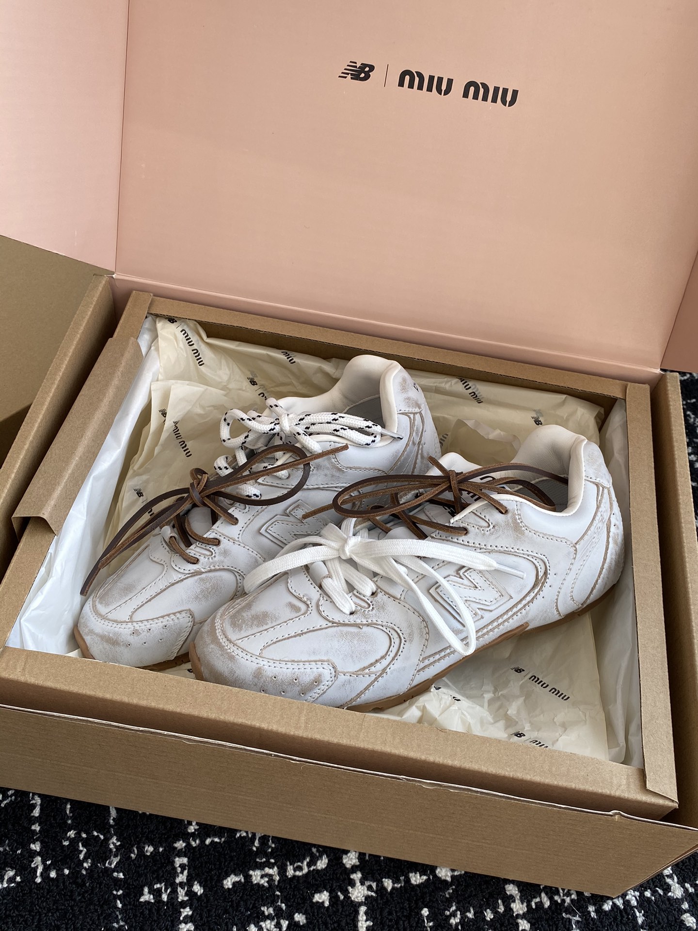 东莞官网同步️飞机盒包装MIUMIU️NEWBALANCE530缪缪纽巴伦联名ss24春夏系列复古运动鞋