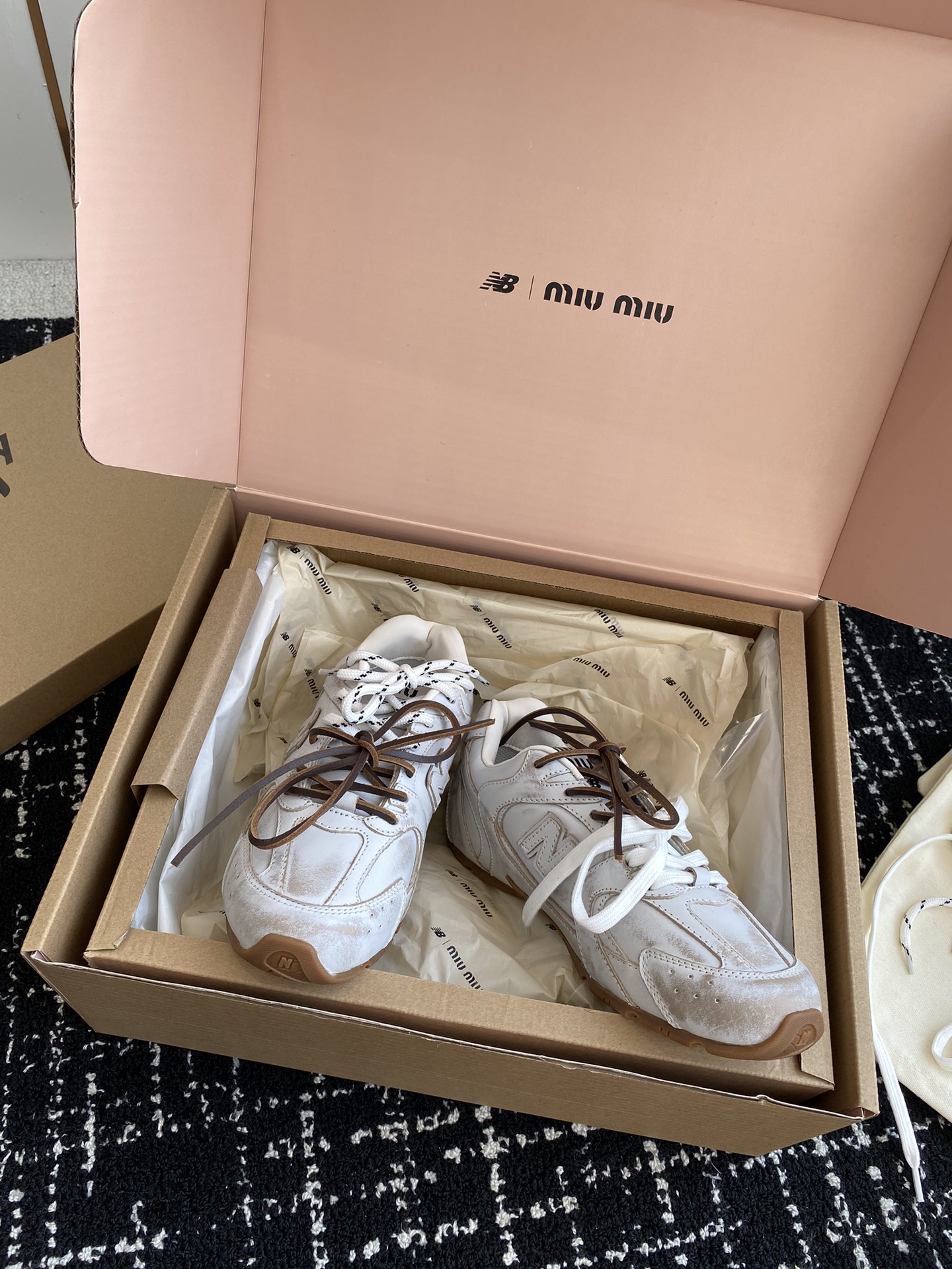 东莞官网同步️飞机盒包装MIUMIU️NEWBALANCE530缪缪纽巴伦联名ss24春夏系列复古运动鞋