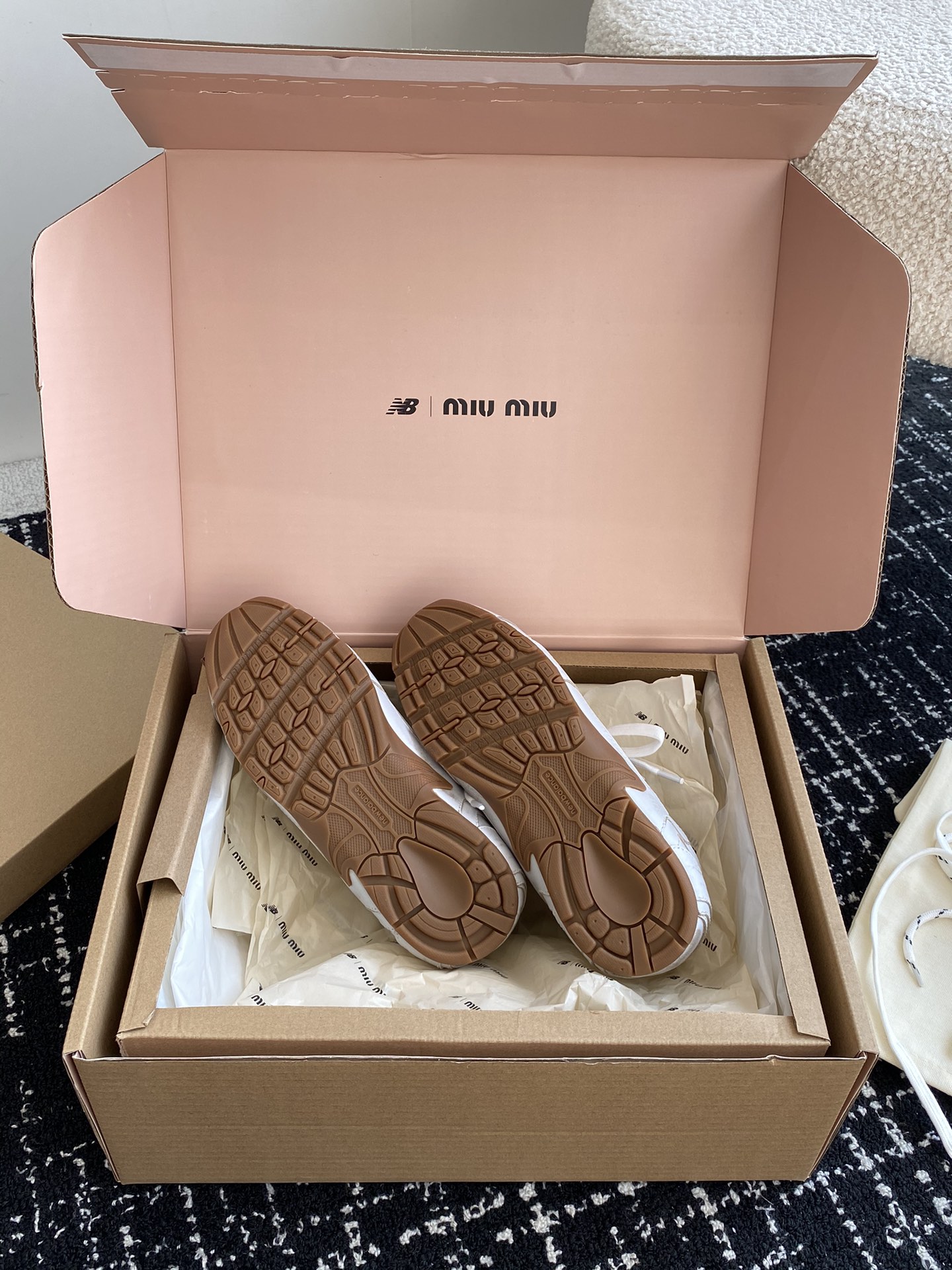 东莞官网同步️飞机盒包装MIUMIU️NEWBALANCE530缪缪纽巴伦联名ss24春夏系列复古运动鞋