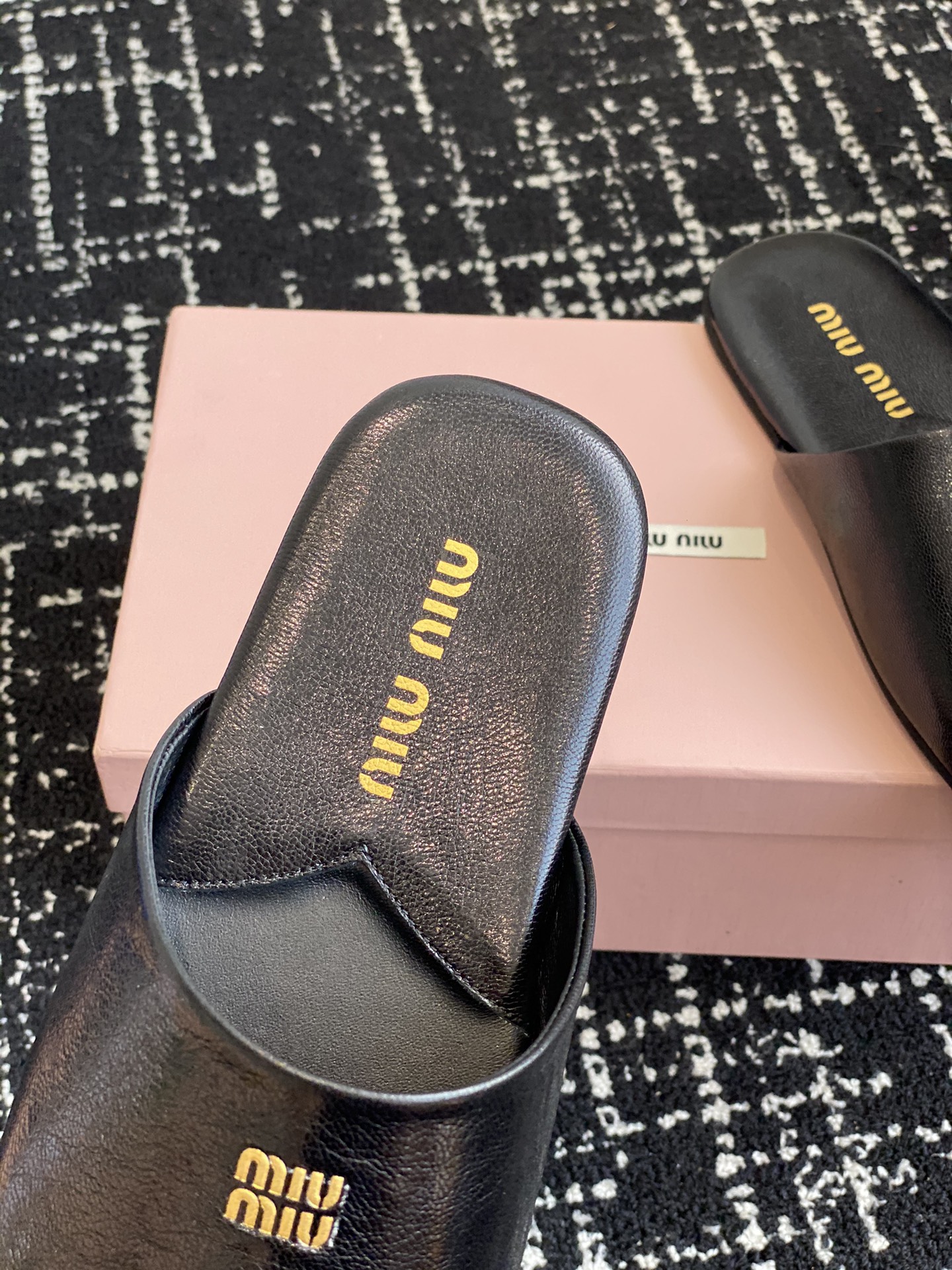 MiuMiu24ss秋冬系列穆勒鞋拖鞋包头小羊皮半拖Zp开发原版拆卸对版拖鞋秒杀市面版本Miu真的太少女