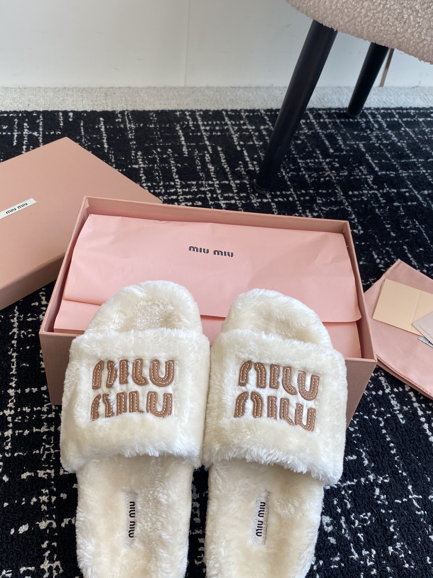 MiuMiu24ss秋冬新品毛拖秋冬新宠百搭时髦单品！不管居家还是外穿都是品味的象征性！秋冬搭配袜子那更