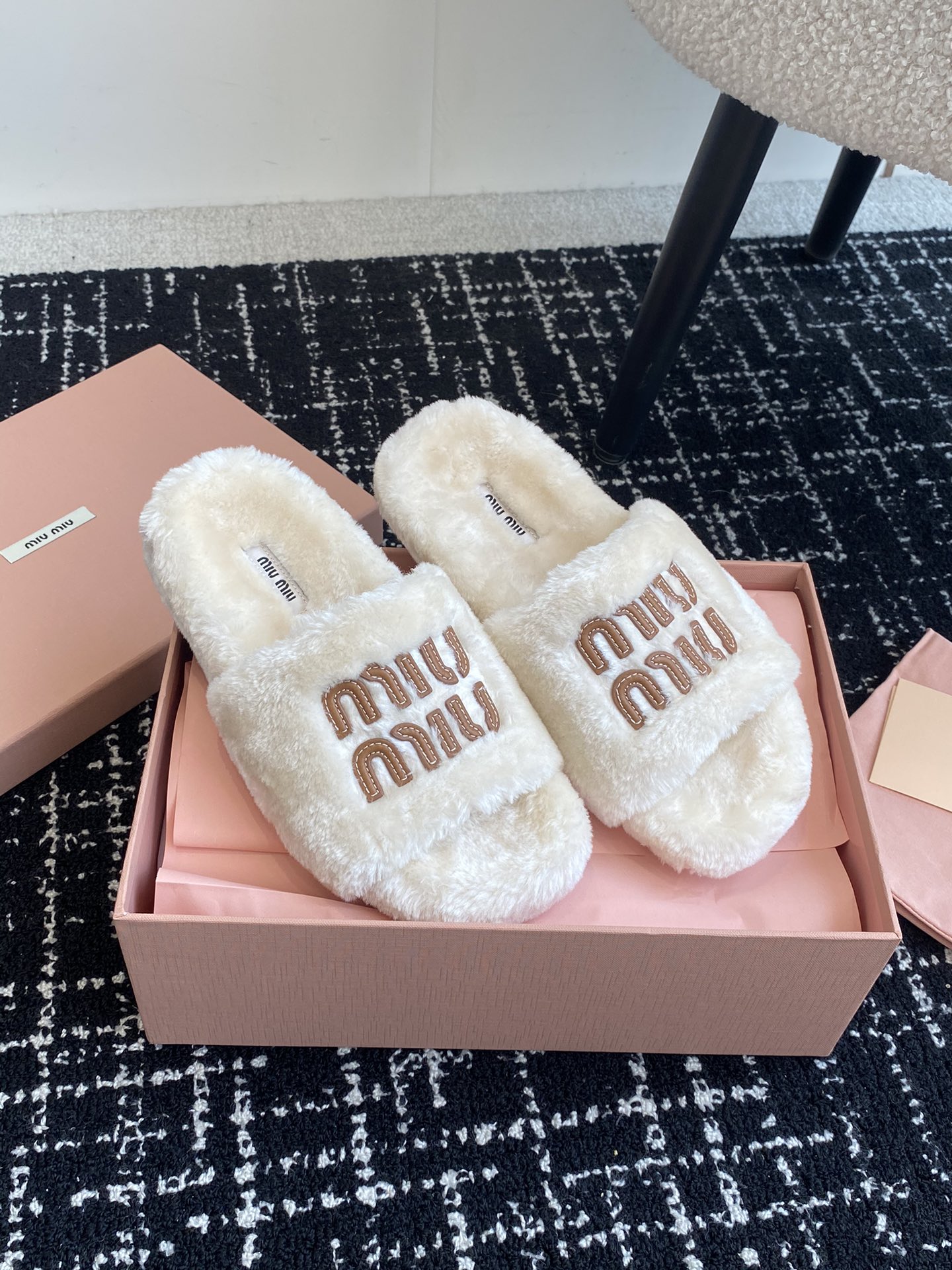 MiuMiu24ss秋冬新品毛拖秋冬新宠百搭时髦单品！不管居家还是外穿都是品味的象征性！秋冬搭配袜子那更