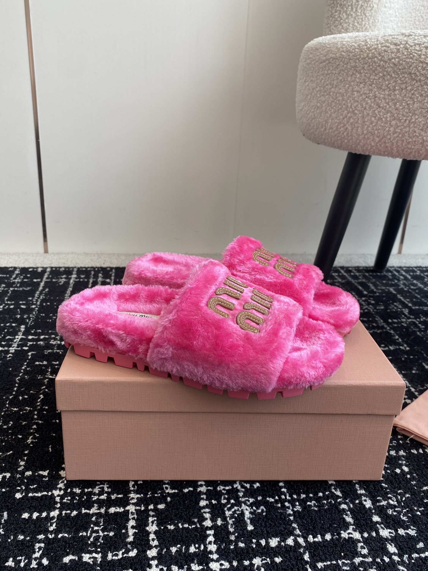 MiuMiu24ss秋冬新品毛拖秋冬新宠百搭时髦单品！不管居家还是外穿都是品味的象征性！秋冬搭配袜子那更