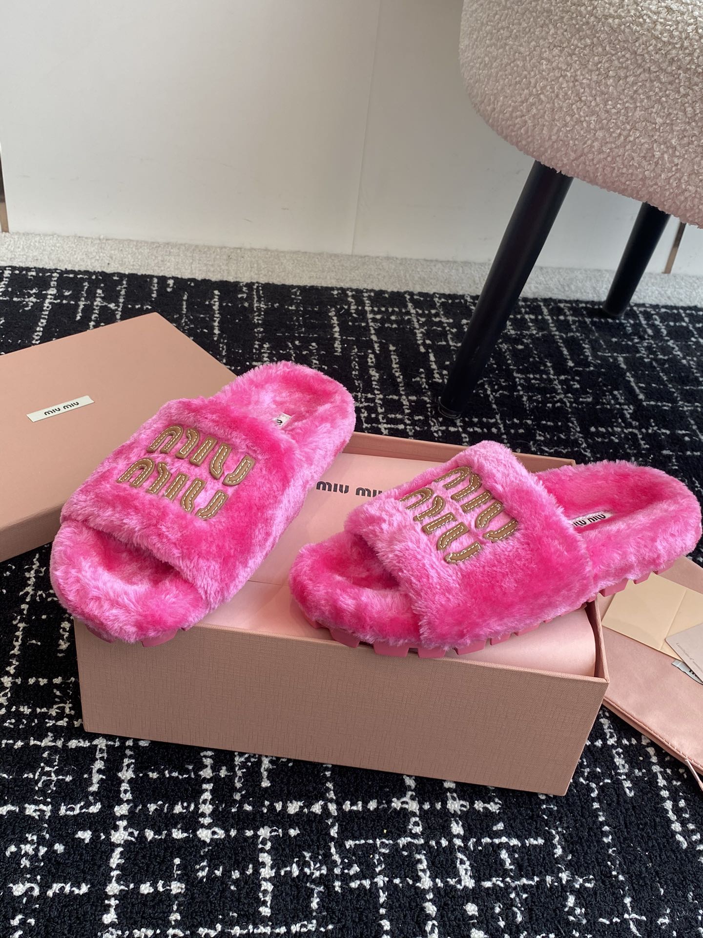 MiuMiu24ss秋冬新品毛拖秋冬新宠百搭时髦单品！不管居家还是外穿都是品味的象征性！秋冬搭配袜子那更