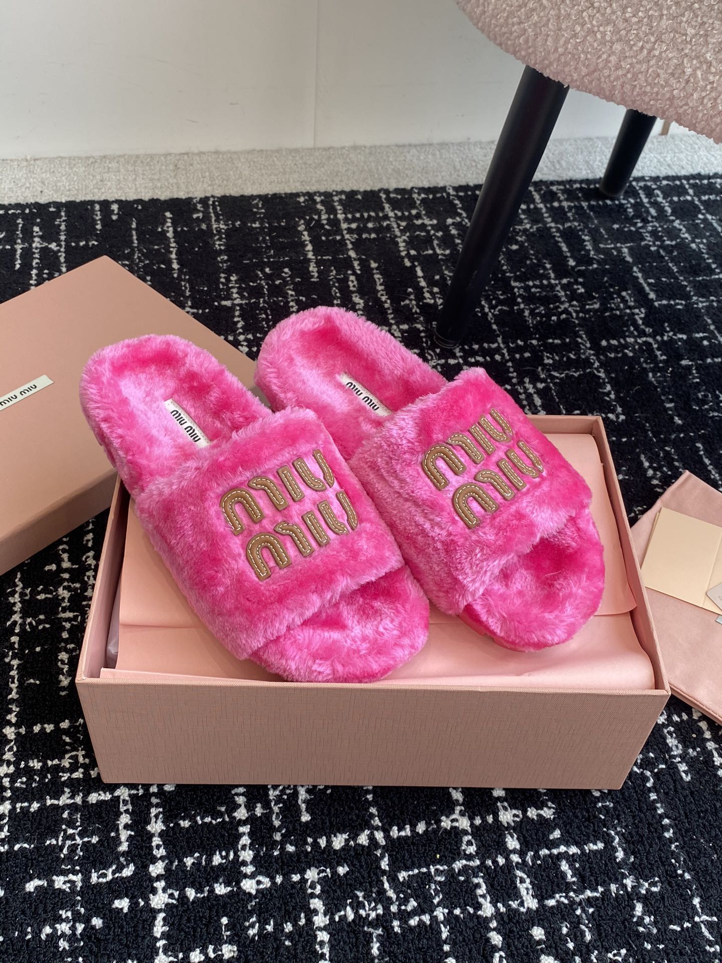 MiuMiu24ss秋冬新品毛拖秋冬新宠百搭时髦单品！不管居家还是外穿都是品味的象征性！秋冬搭配袜子那更