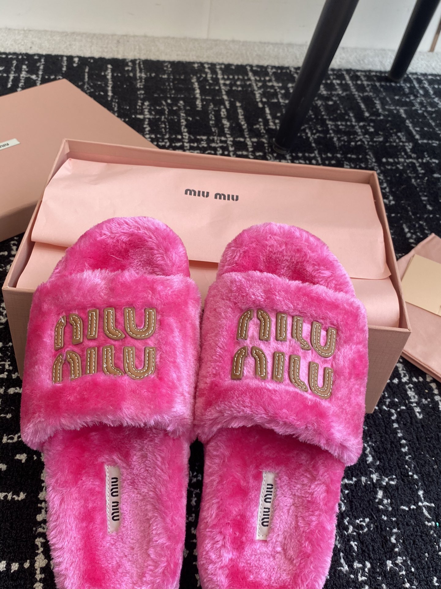 MiuMiu24ss秋冬新品毛拖秋冬新宠百搭时髦单品！不管居家还是外穿都是品味的象征性！秋冬搭配袜子那更