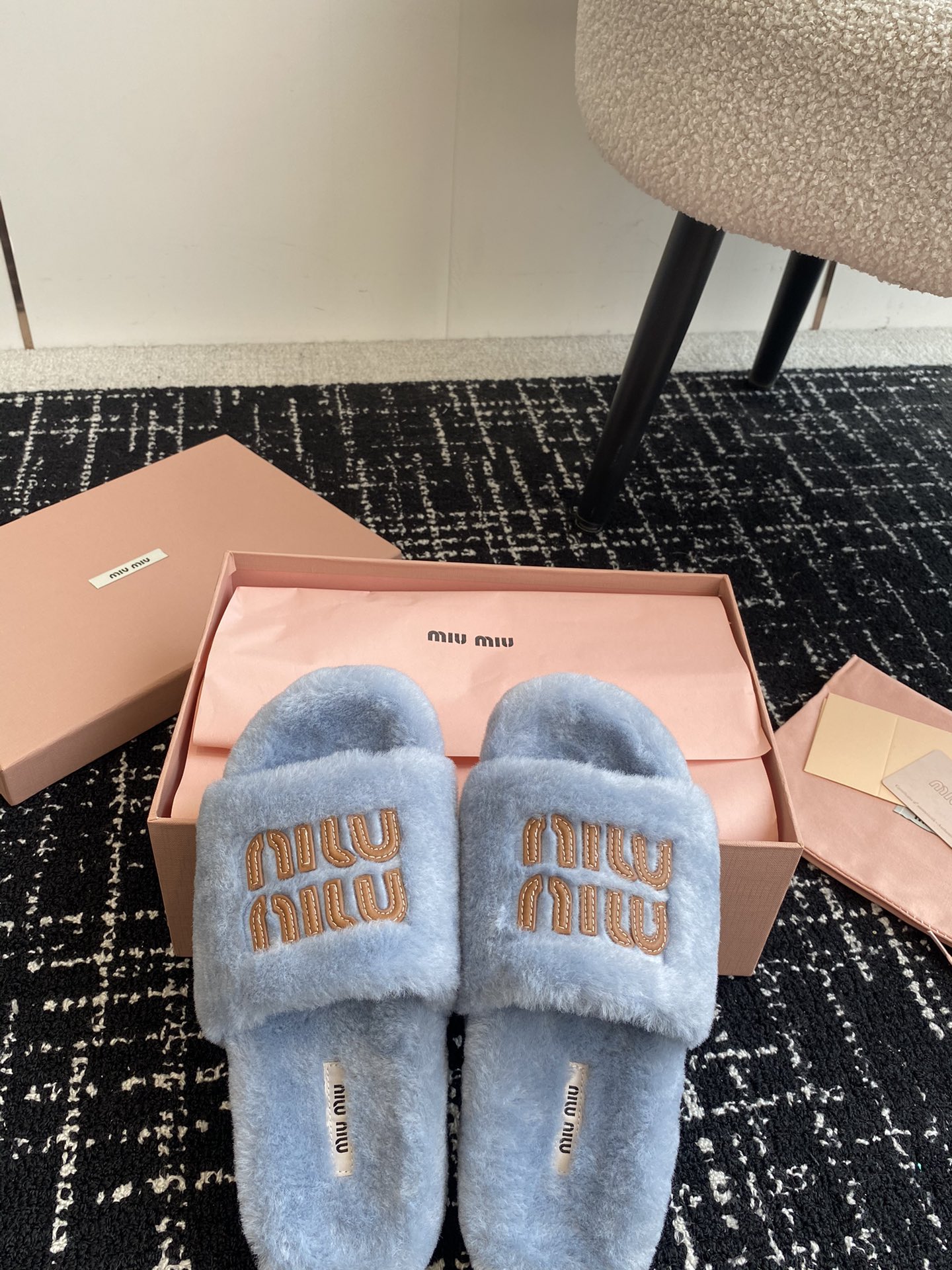 MiuMiu24ss秋冬新品毛拖秋冬新宠百搭时髦单品！不管居家还是外穿都是品味的象征性！秋冬搭配袜子那更