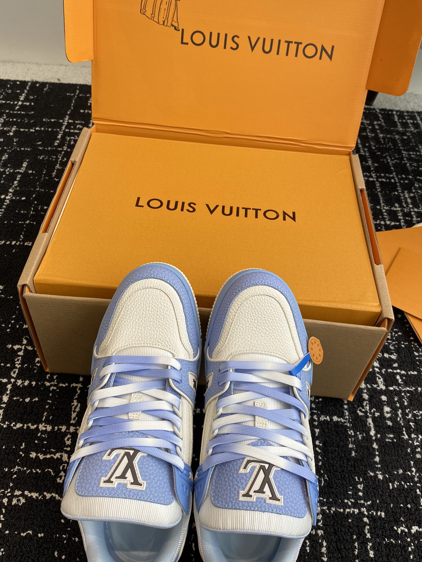 LouisVuitton24ss新色驴家的爆款！trainer板鞋每个人都必须入的款绝不后悔！超级百搭高