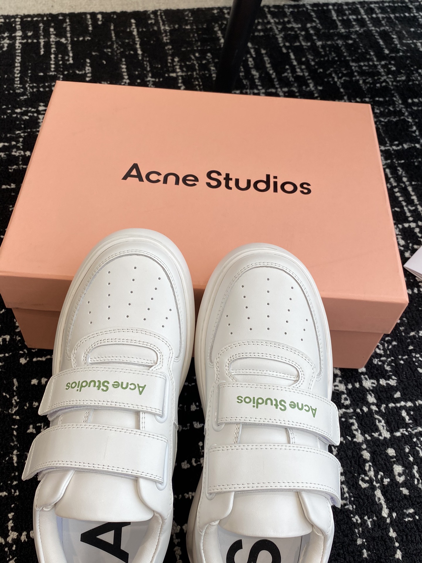 AcneStudios24ss最新厚底休闲魔术贴笑脸小白鞋渠道牛货！莞货难得一见的好货！最受欢迎的单品当