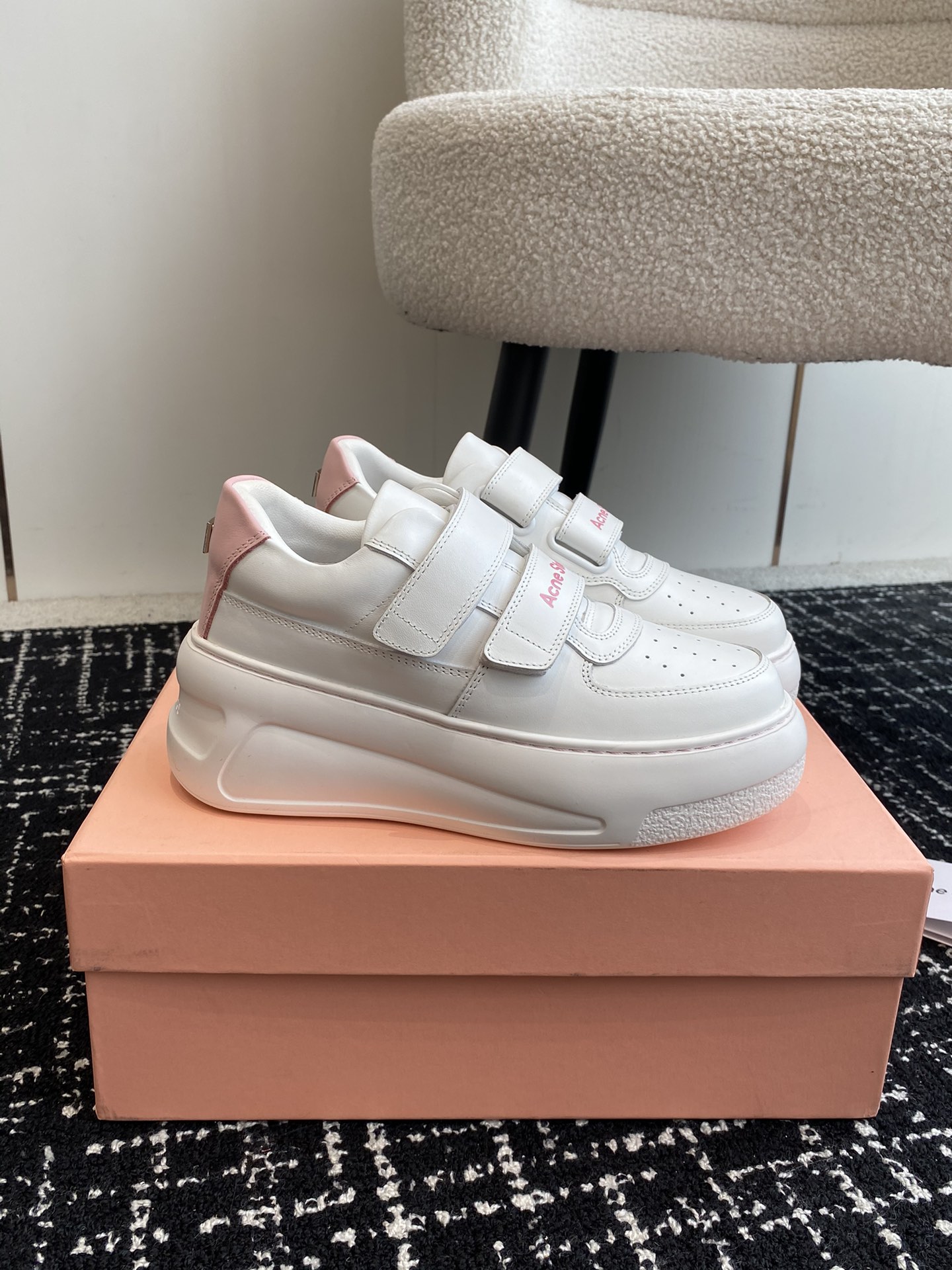 AcneStudios24ss最新厚底休闲魔术贴笑脸小白鞋渠道牛货！莞货难得一见的好货！最受欢迎的单品当