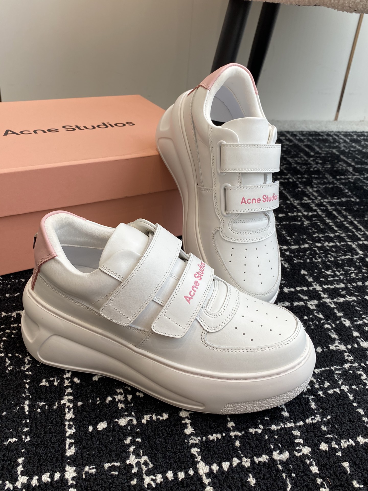 AcneStudios24ss最新厚底休闲魔术贴笑脸小白鞋渠道牛货！莞货难得一见的好货！最受欢迎的单品当