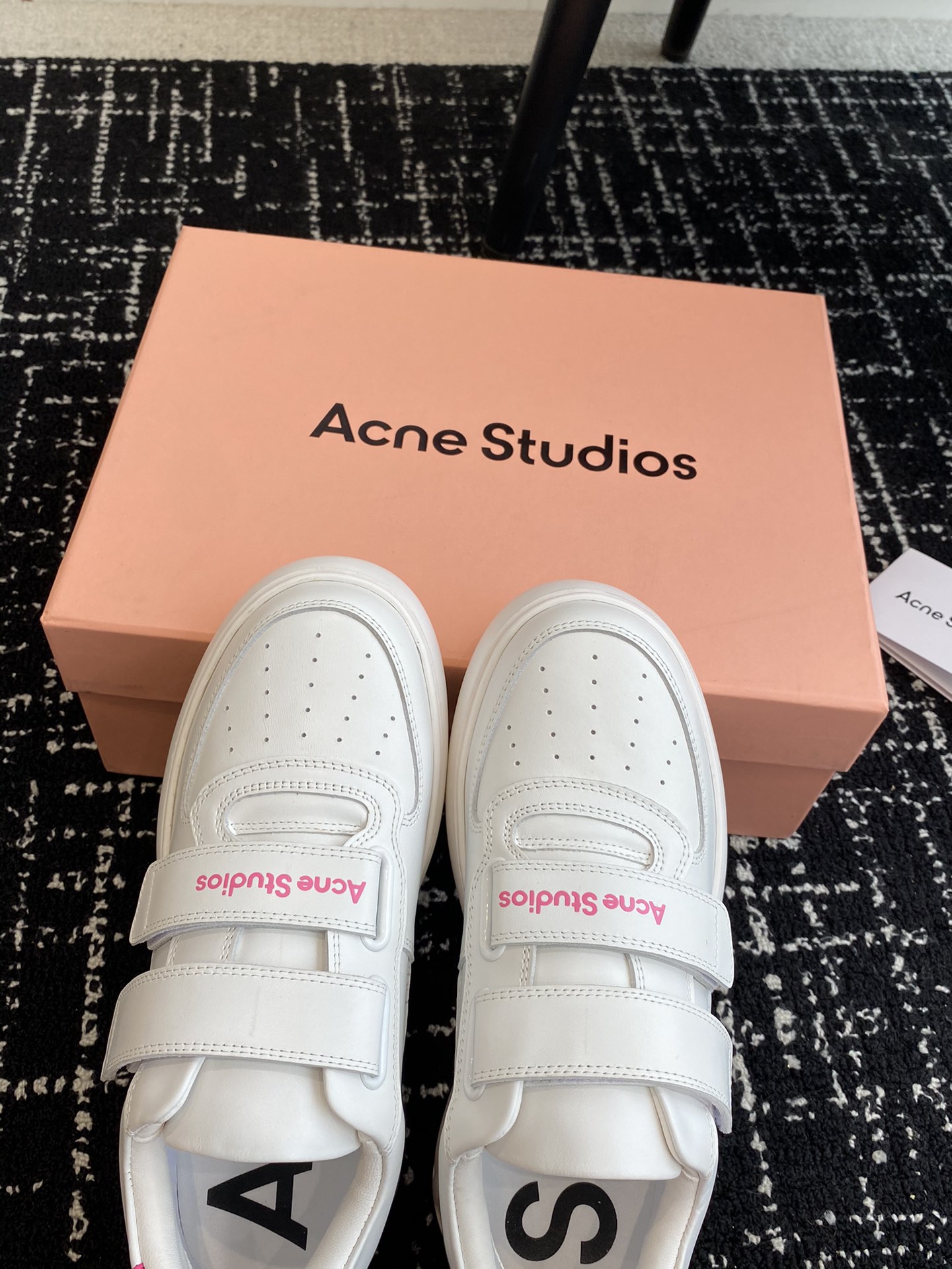 AcneStudios24ss最新厚底休闲魔术贴笑脸小白鞋渠道牛货！莞货难得一见的好货！最受欢迎的单品当