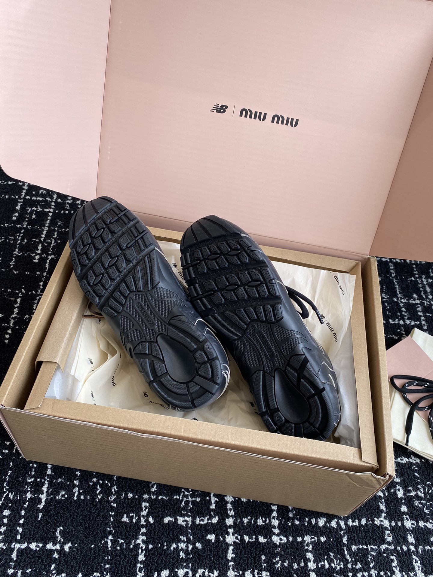 东莞官网同步️飞机盒包装MIUMIU️NEWBALANCE530缪缪纽巴伦联名ss24春夏系列复古运动鞋