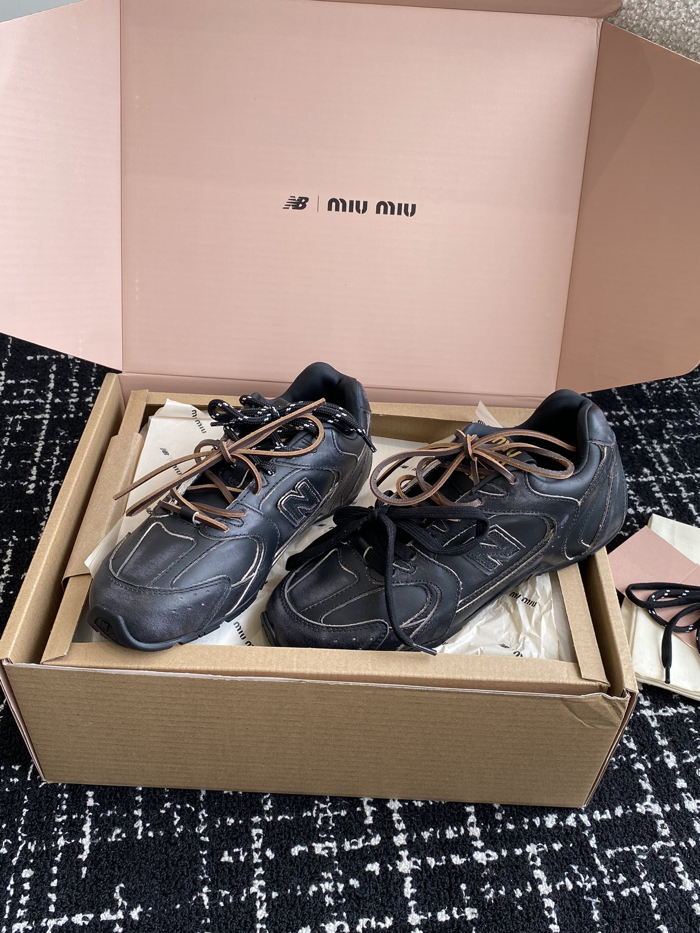 东莞官网同步️飞机盒包装MIUMIU️NEWBALANCE530缪缪纽巴伦联名ss24春夏系列复古运动鞋