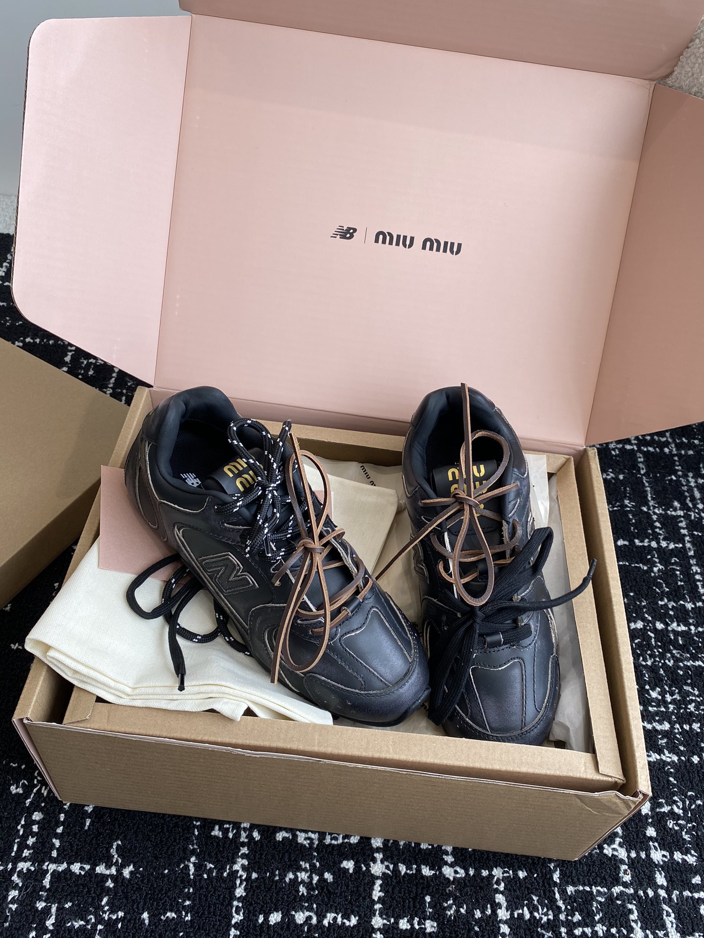 东莞官网同步️飞机盒包装MIUMIU️NEWBALANCE530缪缪纽巴伦联名ss24春夏系列复古运动鞋