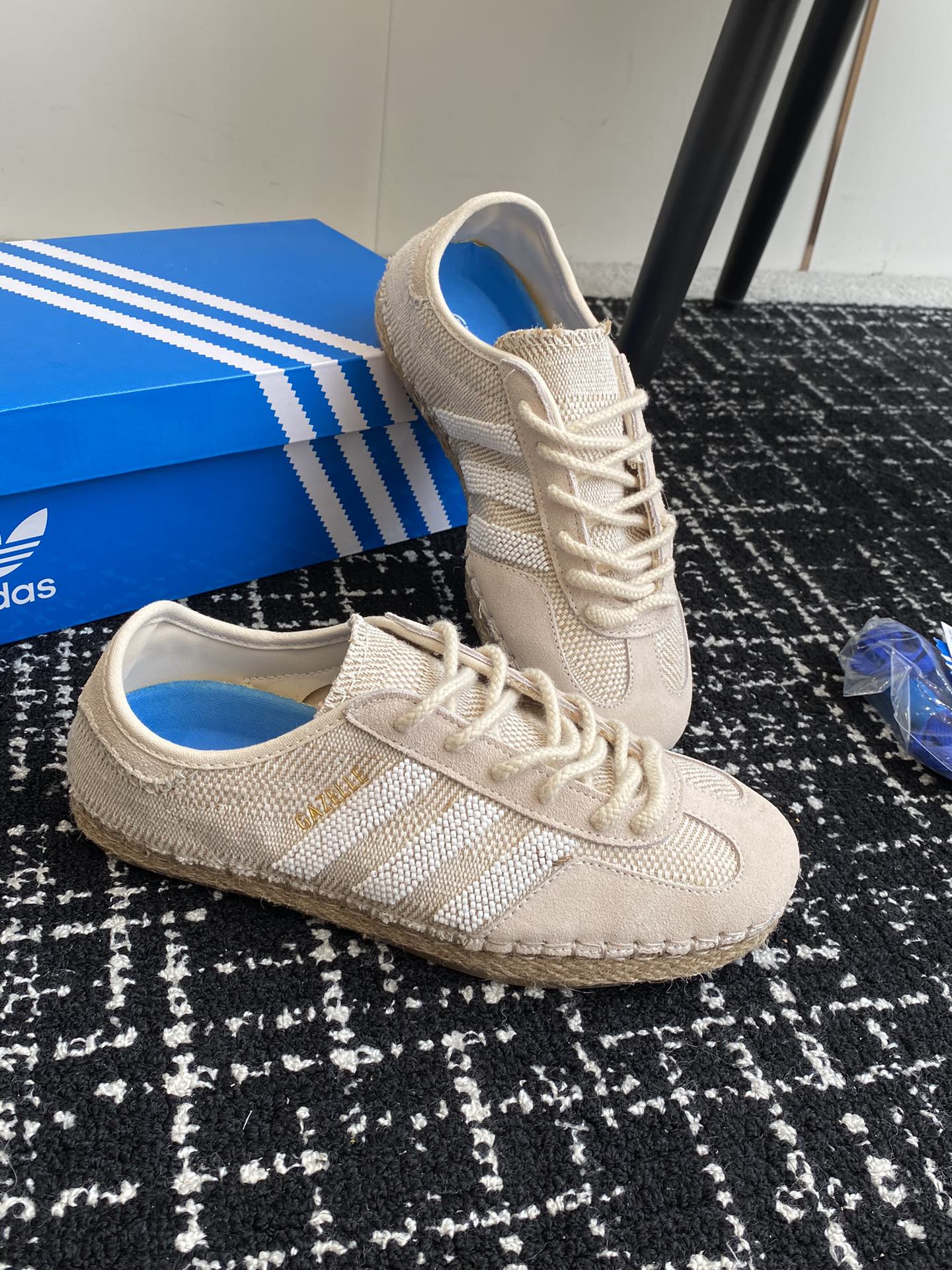 CLOTxadidasGazelleOceanBlueCLOT以草帽为灵感推出的Gazelle联名版本第