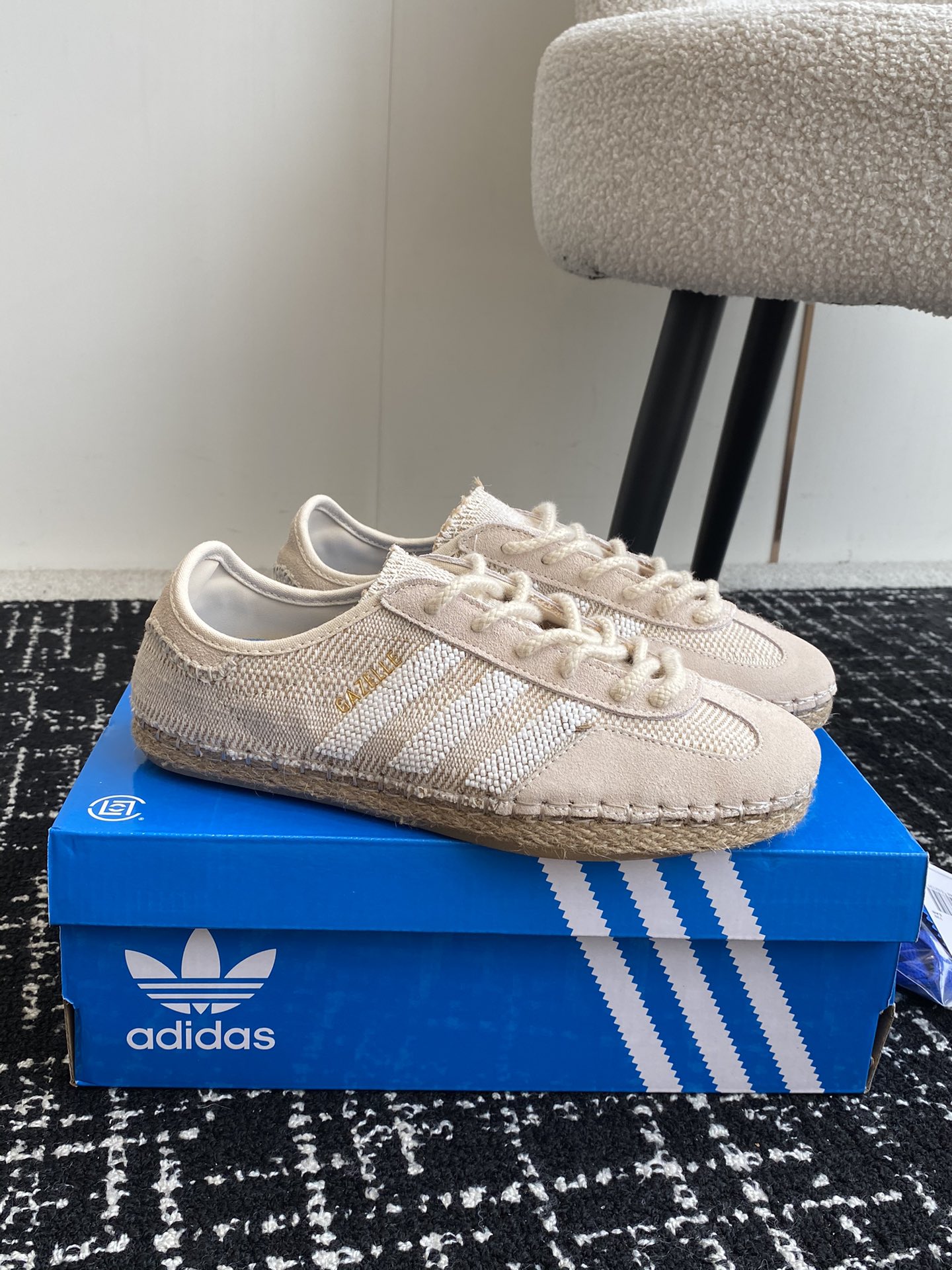 CLOTxadidasGazelleOceanBlueCLOT以草帽为灵感推出的Gazelle联名版本第