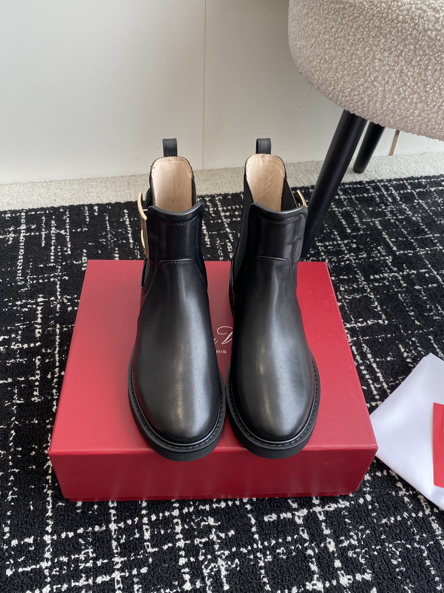 代购级RogerVivier24ssRv秋冬最新切尔西短靴RV维维亚一直在推陈出新总是一眼就令人过目不忘