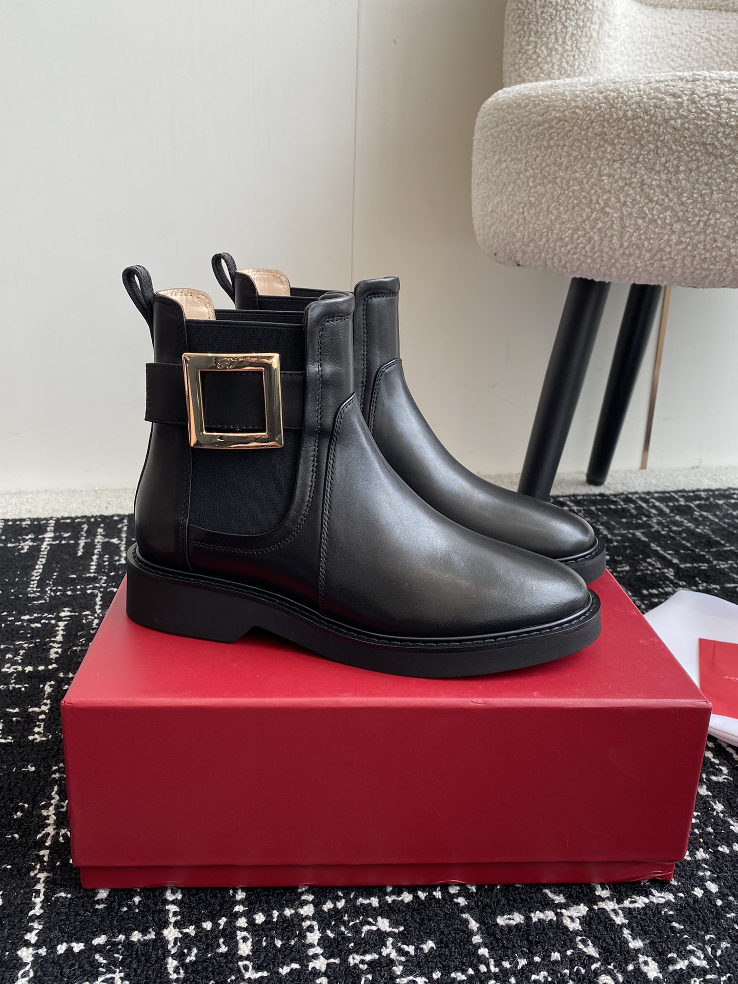 代购级RogerVivier24ssRv秋冬最新切尔西短靴RV维维亚一直在推陈出新总是一眼就令人过目不忘