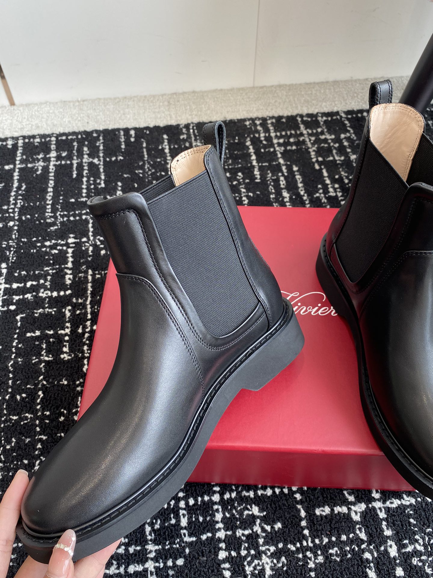 代购级RogerVivier24ssRv秋冬最新切尔西短靴RV维维亚一直在推陈出新总是一眼就令人过目不忘