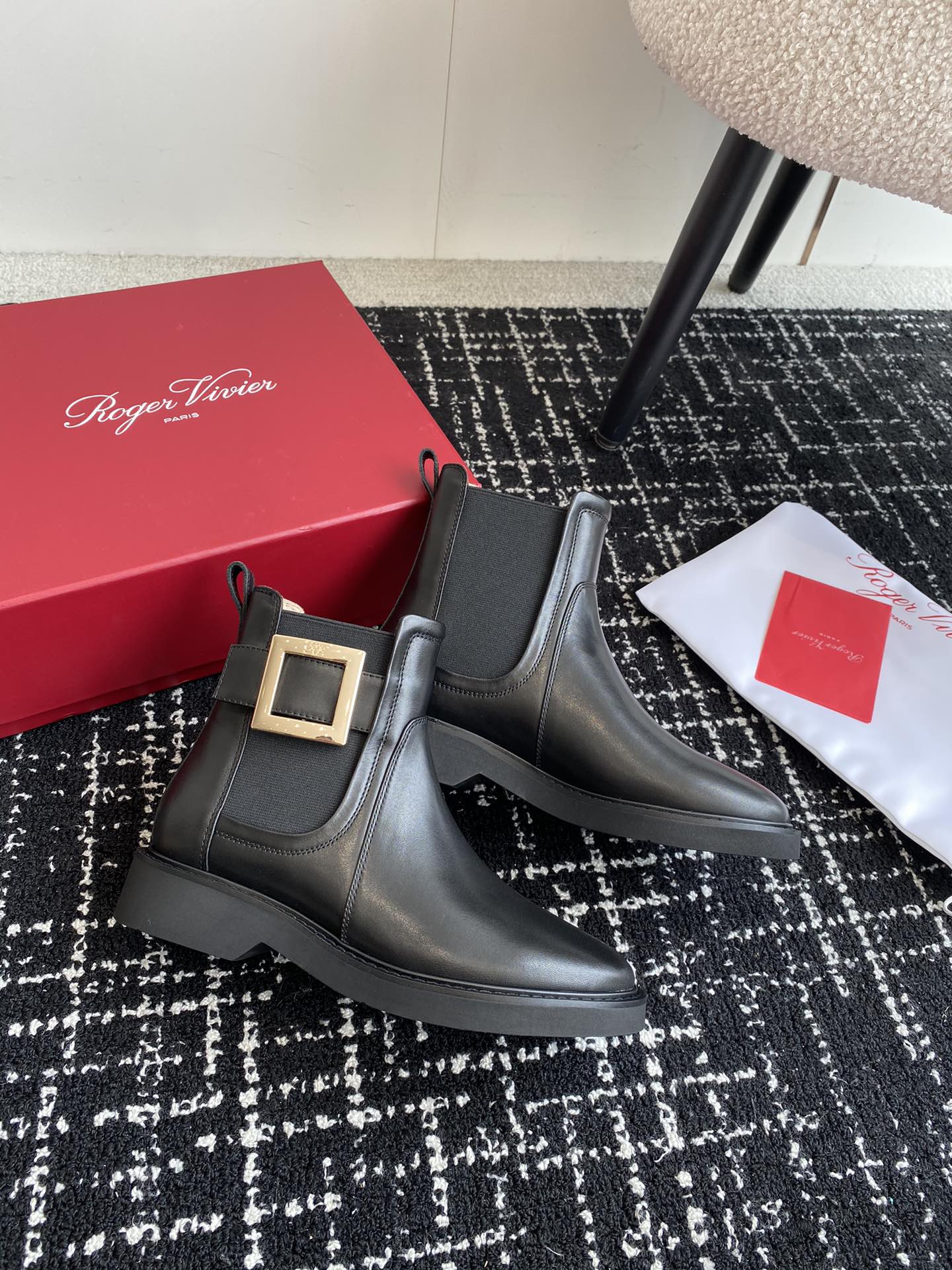 代购级RogerVivier24ssRv秋冬最新切尔西短靴RV维维亚一直在推陈出新总是一眼就令人过目不忘