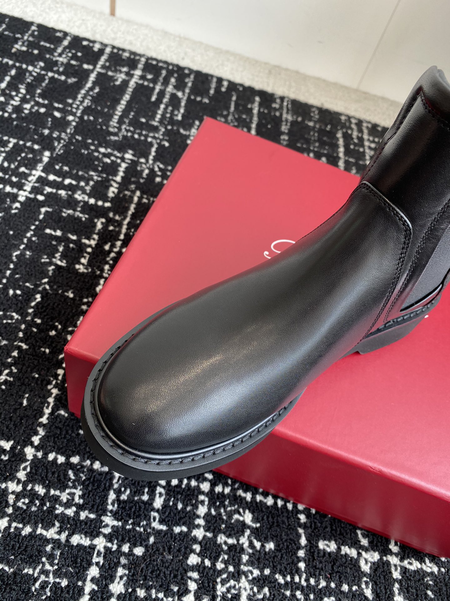 代购级RogerVivier24ssRv秋冬最新切尔西短靴RV维维亚一直在推陈出新总是一眼就令人过目不忘