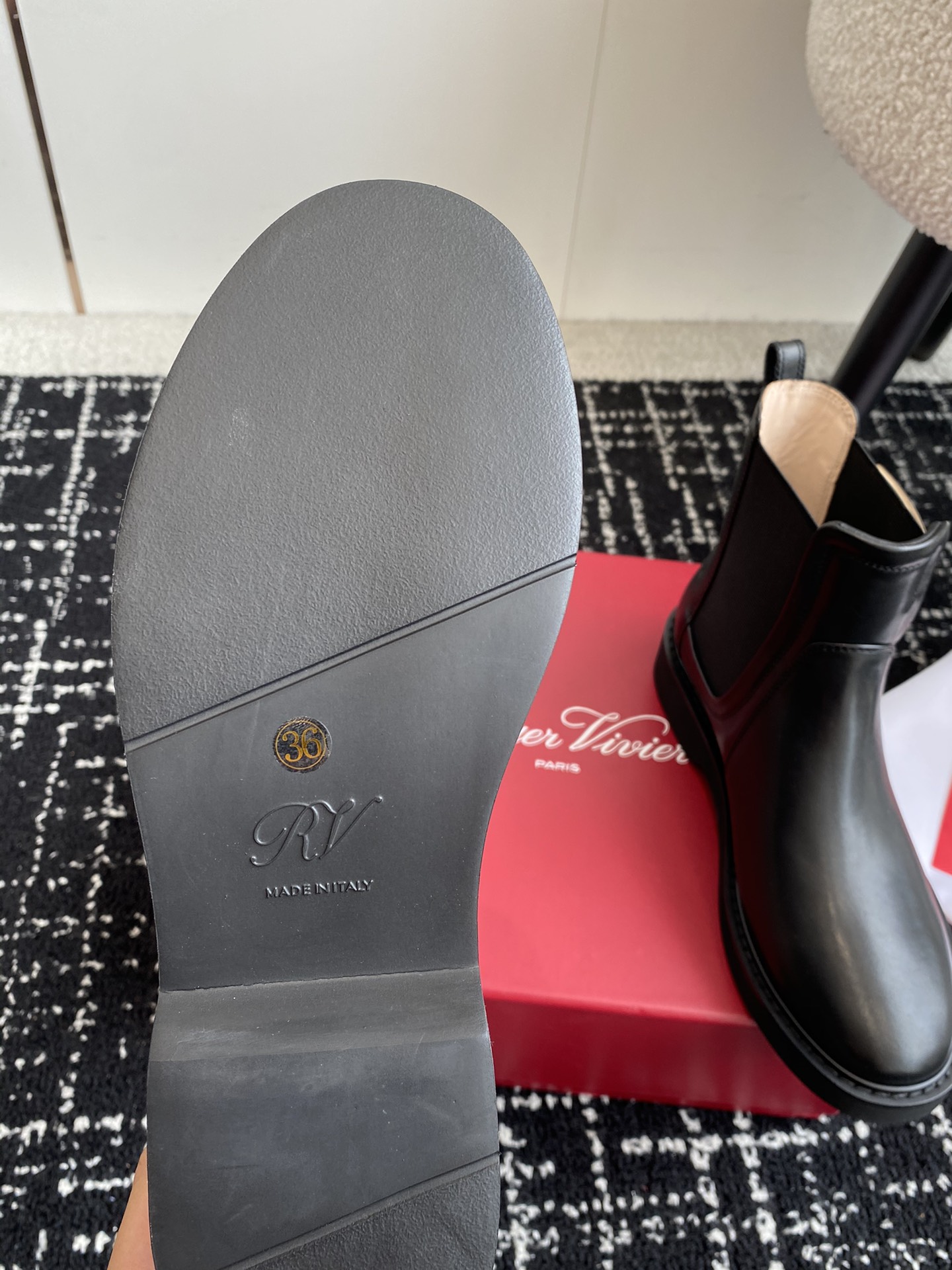 代购级RogerVivier24ssRv秋冬最新切尔西短靴RV维维亚一直在推陈出新总是一眼就令人过目不忘