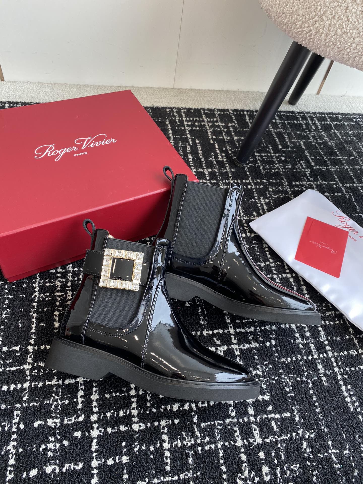 代购级RogerVivier24ssRv秋冬最新切尔西短靴RV维维亚一直在推陈出新总是一眼就令人过目不忘