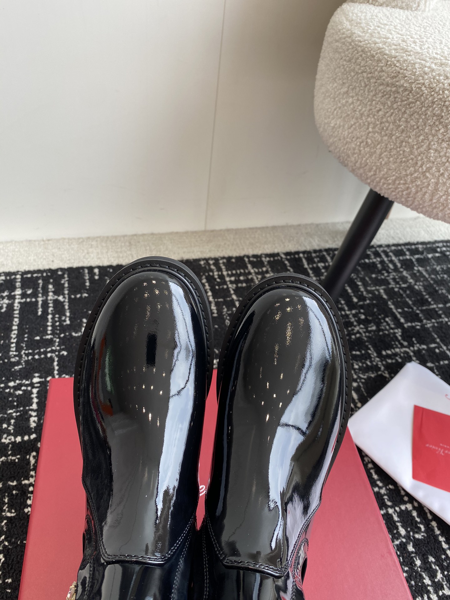 代购级RogerVivier24ssRv秋冬最新切尔西短靴RV维维亚一直在推陈出新总是一眼就令人过目不忘