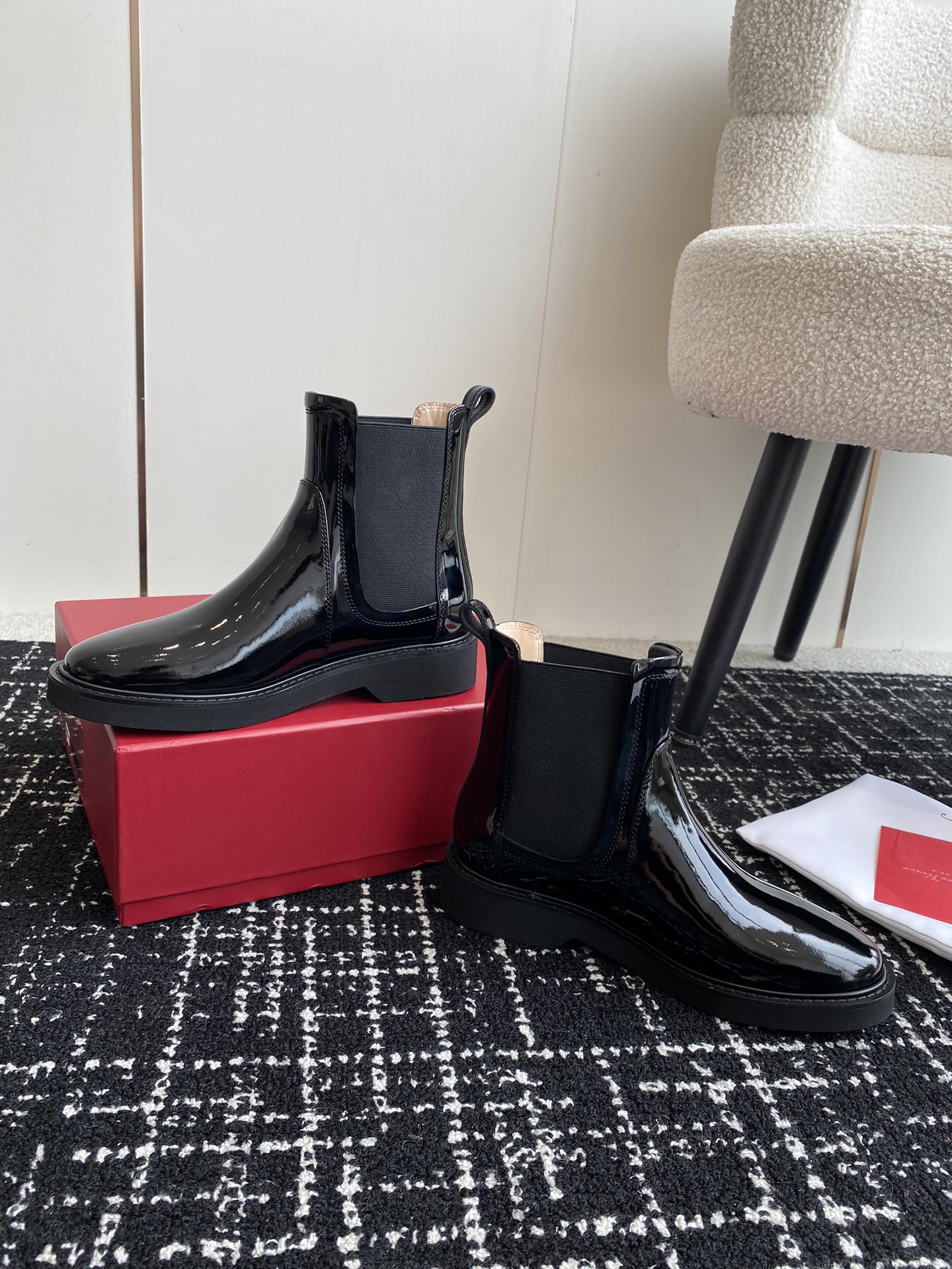 代购级RogerVivier24ssRv秋冬最新切尔西短靴RV维维亚一直在推陈出新总是一眼就令人过目不忘