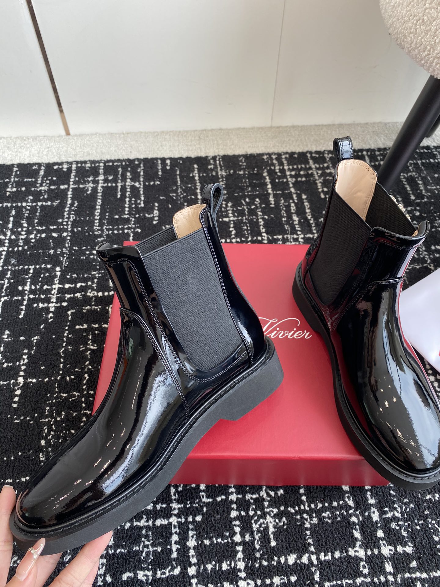 代购级RogerVivier24ssRv秋冬最新切尔西短靴RV维维亚一直在推陈出新总是一眼就令人过目不忘