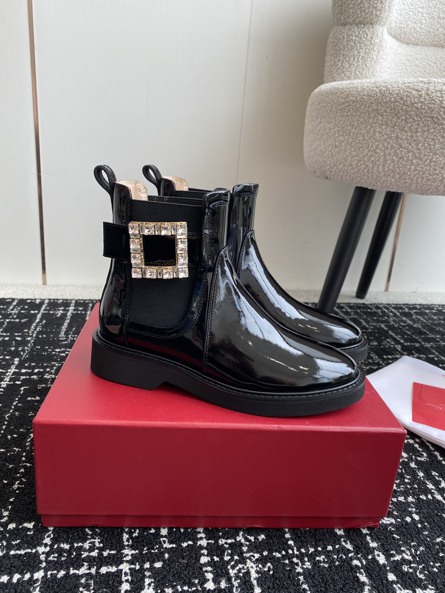 代购级RogerVivier24ssRv秋冬最新切尔西短靴RV维维亚一直在推陈出新总是一眼就令人过目不忘