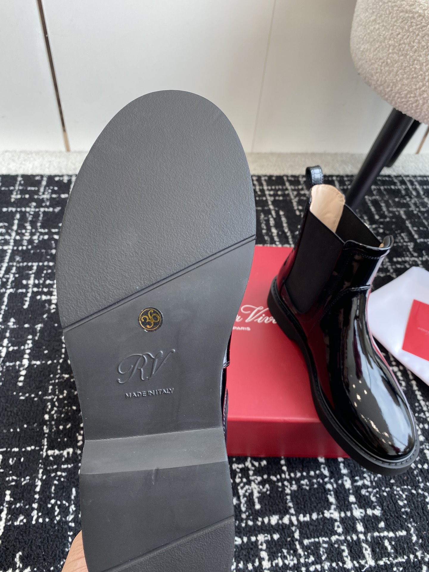 代购级RogerVivier24ssRv秋冬最新切尔西短靴RV维维亚一直在推陈出新总是一眼就令人过目不忘