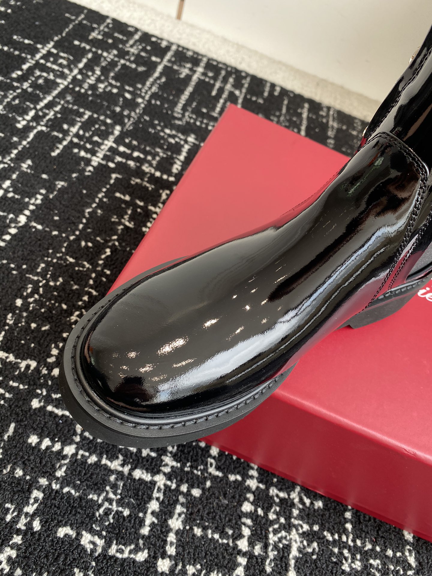 代购级RogerVivier24ssRv秋冬最新切尔西短靴RV维维亚一直在推陈出新总是一眼就令人过目不忘