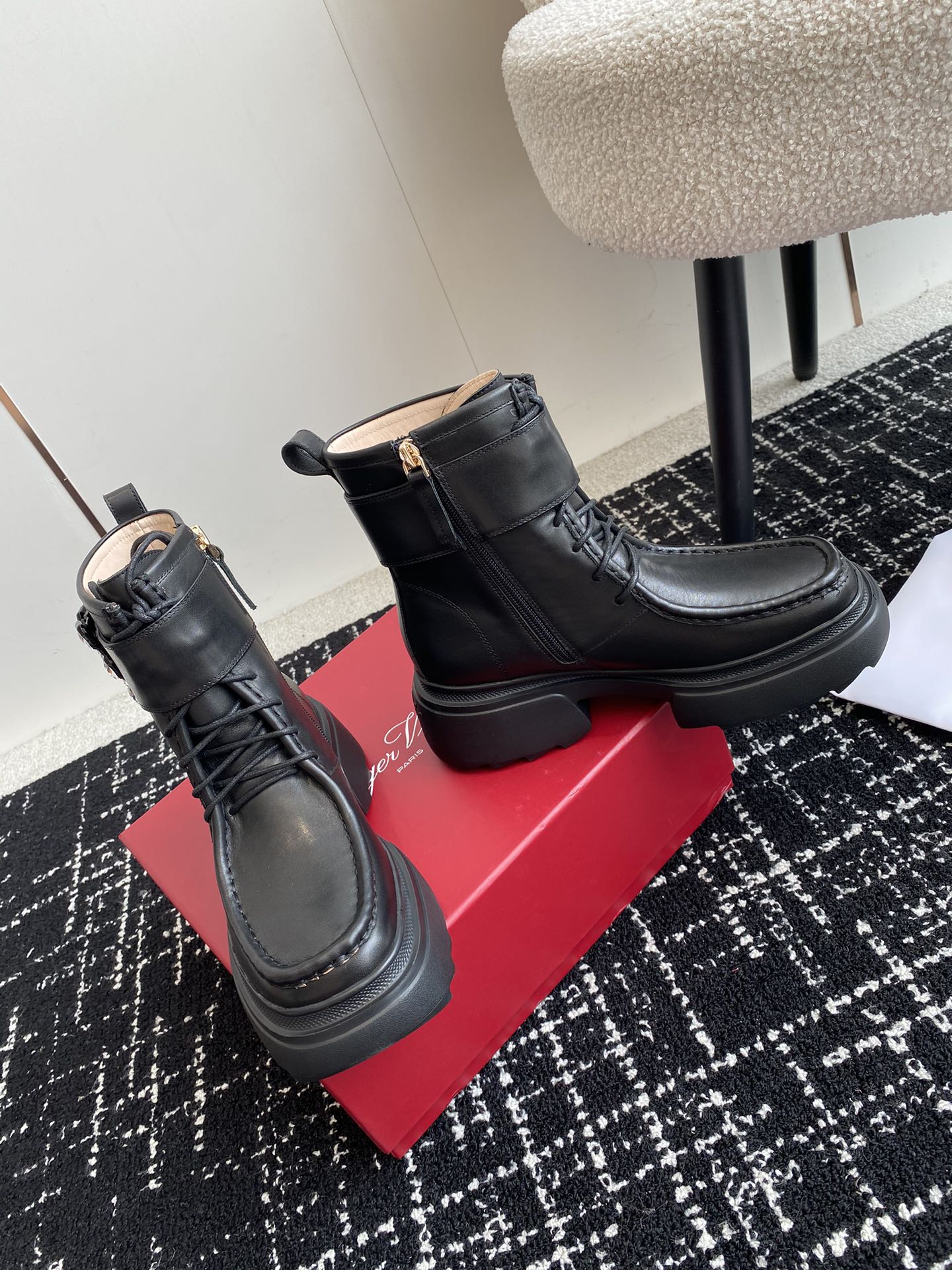 代购级RogerVivier24ss秋冬最新切尔西短靴RV维维亚一直在推陈出新总是一眼就令人过目不忘钻扣