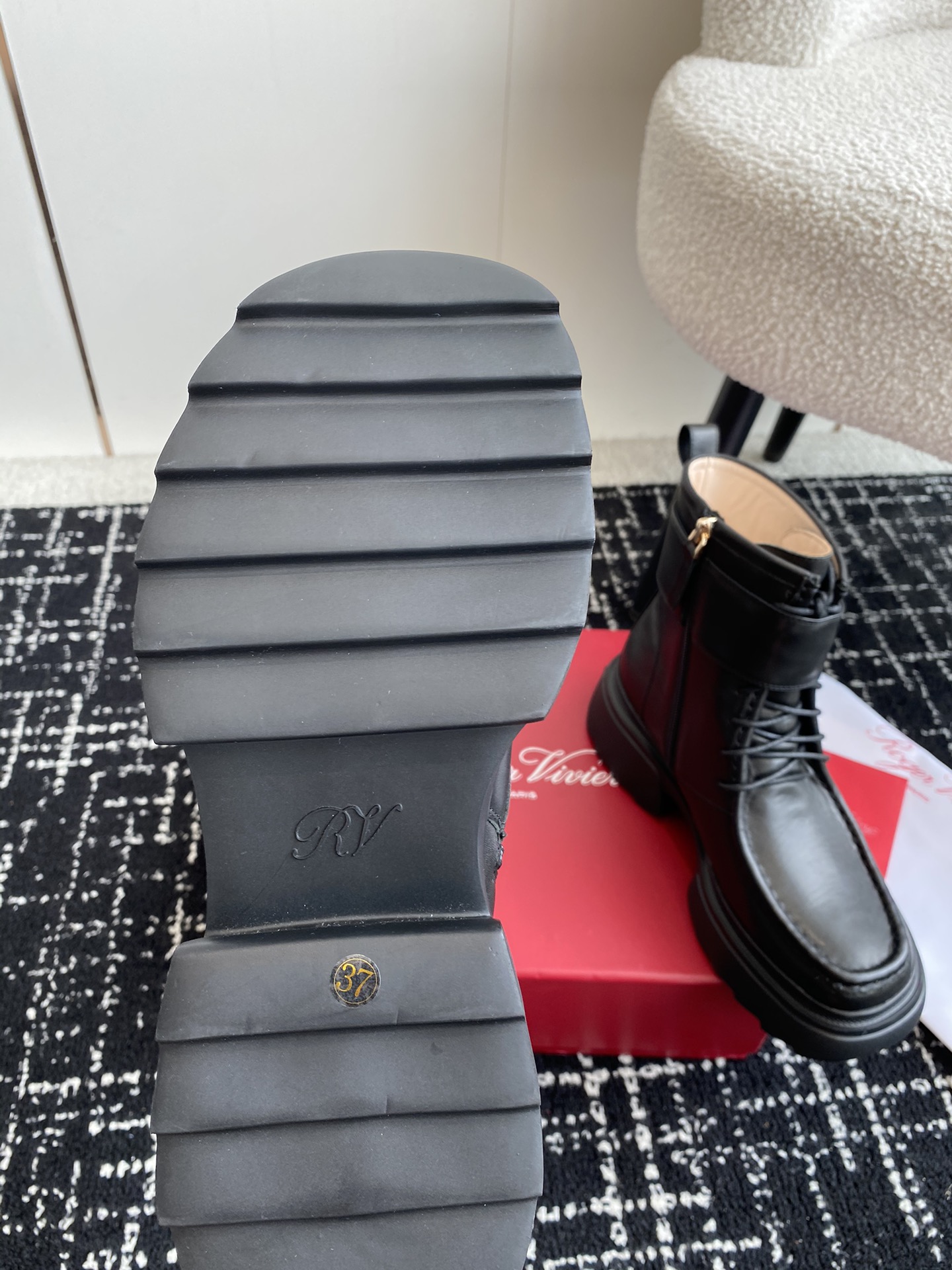 代购级RogerVivier24ss秋冬最新切尔西短靴RV维维亚一直在推陈出新总是一眼就令人过目不忘钻扣