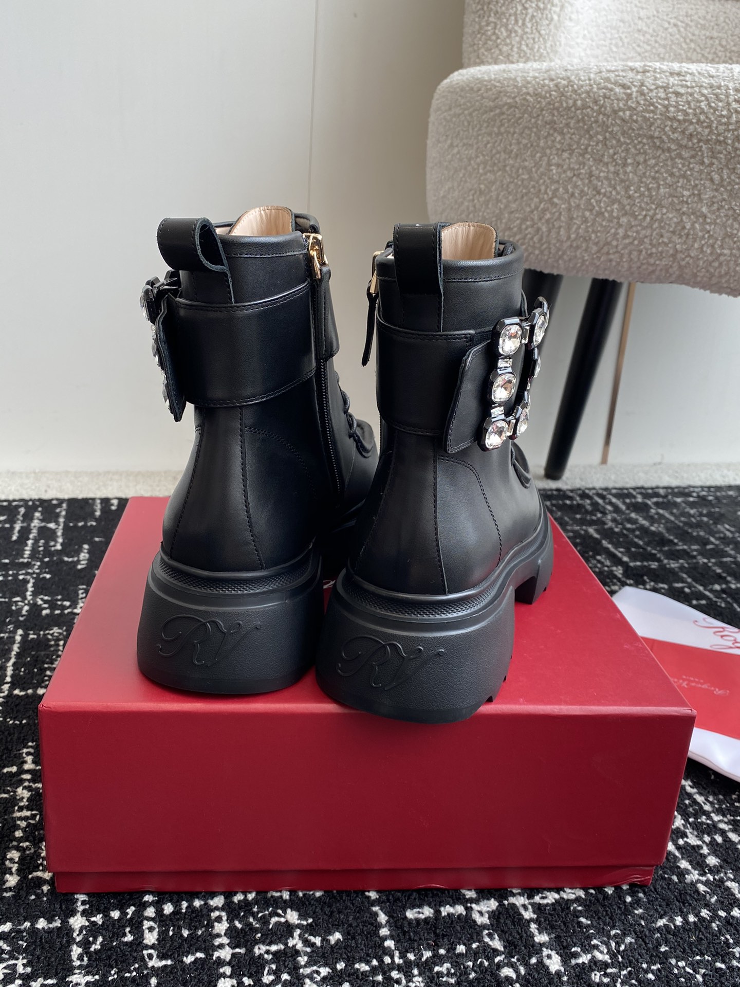 代购级RogerVivier24ss秋冬最新切尔西短靴RV维维亚一直在推陈出新总是一眼就令人过目不忘钻扣