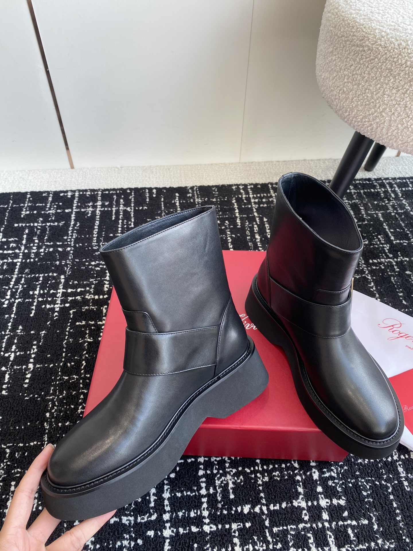 代购级RogerVivier24ssRv秋冬最新切尔西短靴RV维维亚一直在推陈出新总是一眼就令人过目不忘